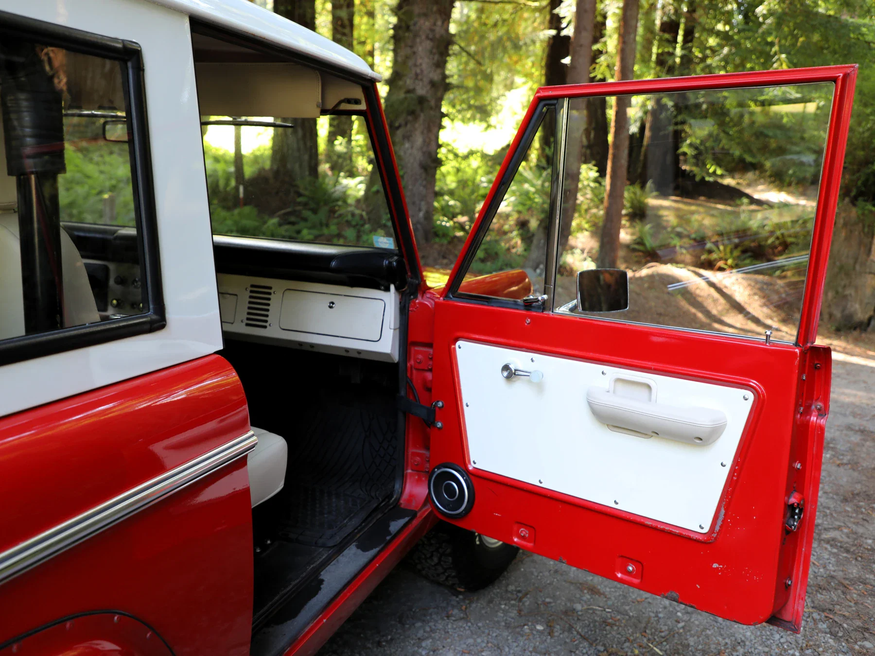 Ford-Bronco-2-door-1969-Red-Off-White-16