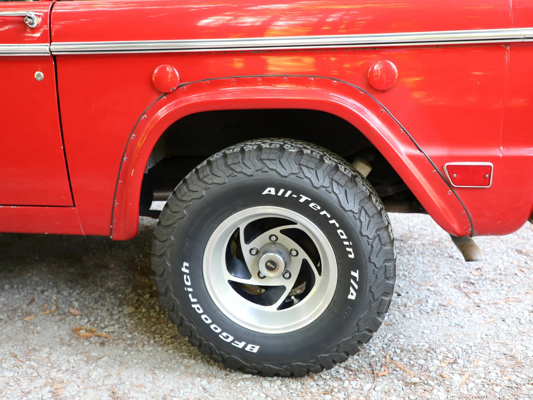Ford-Bronco-2-door-1969-Red-Off-White-2