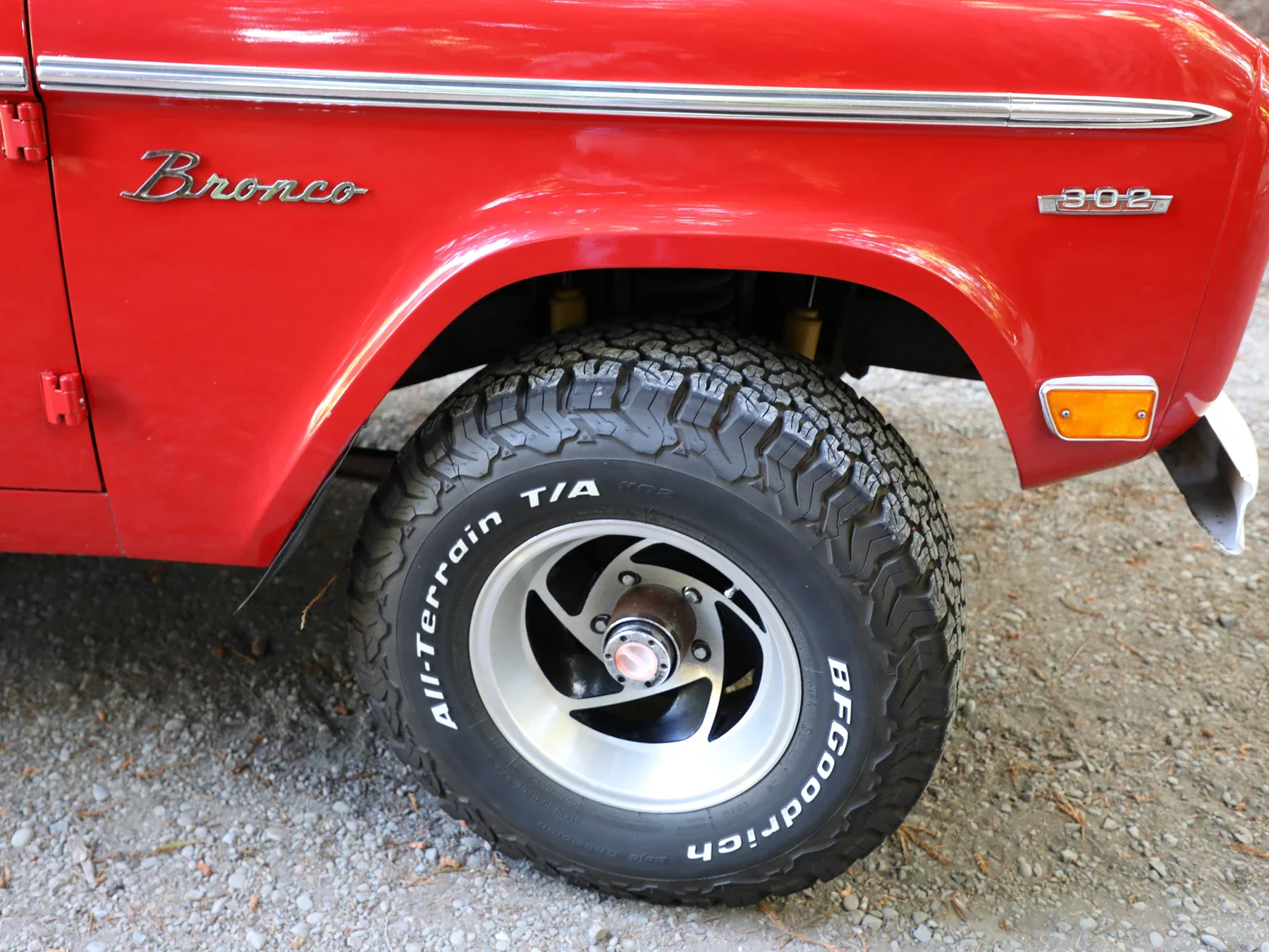 Ford-Bronco-2-door-1969-Red-Off-White-24
