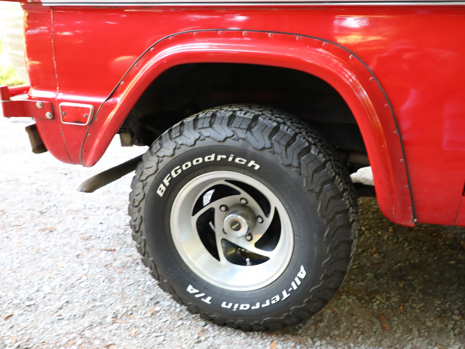 Ford-Bronco-2-door-1969-Red-Off-White-25