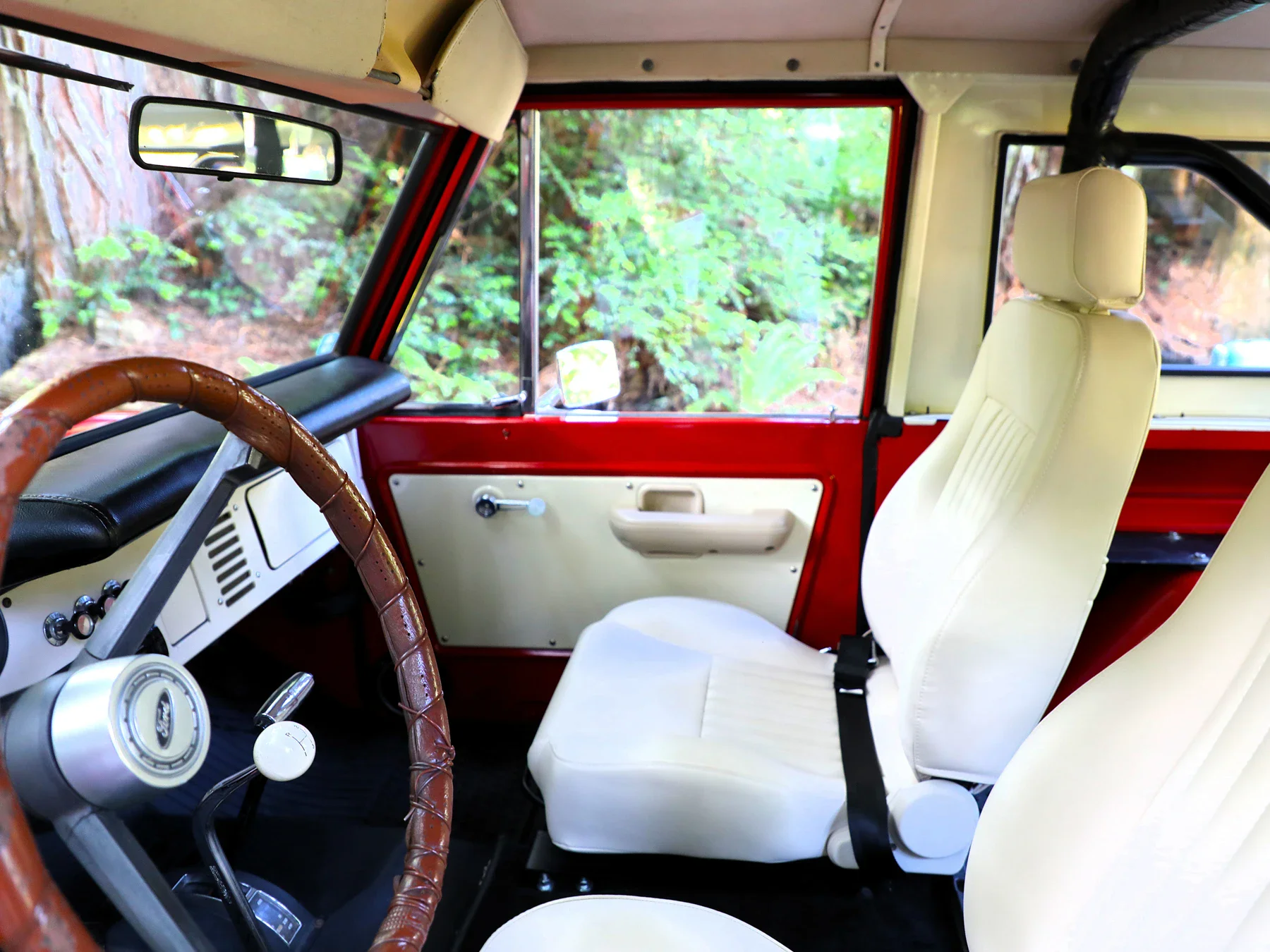 Ford-Bronco-2-door-1969-Red-Off-White-26