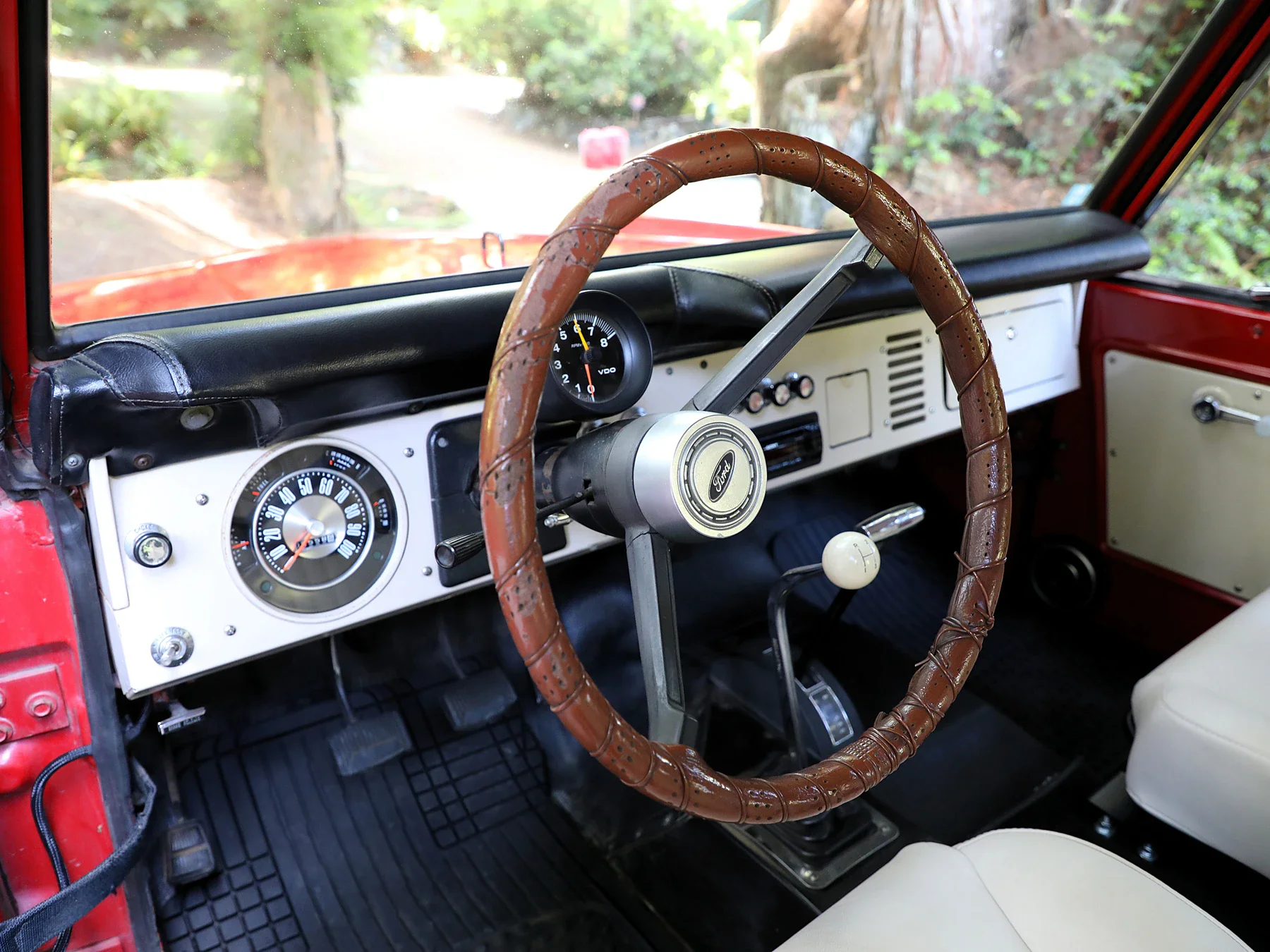 Ford-Bronco-2-door-1969-Red-Off-White-27