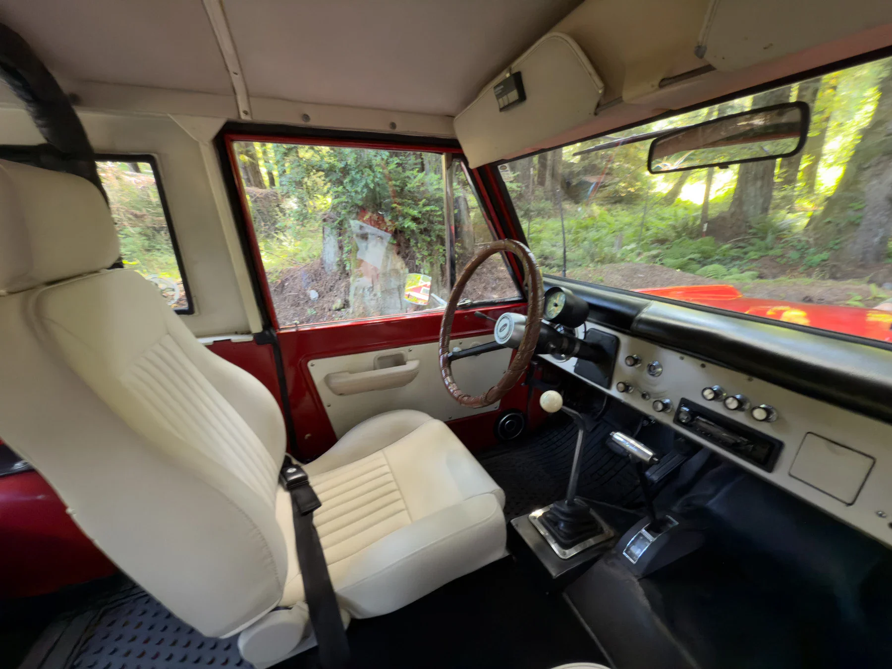Ford-Bronco-2-door-1969-Red-Off-White-28
