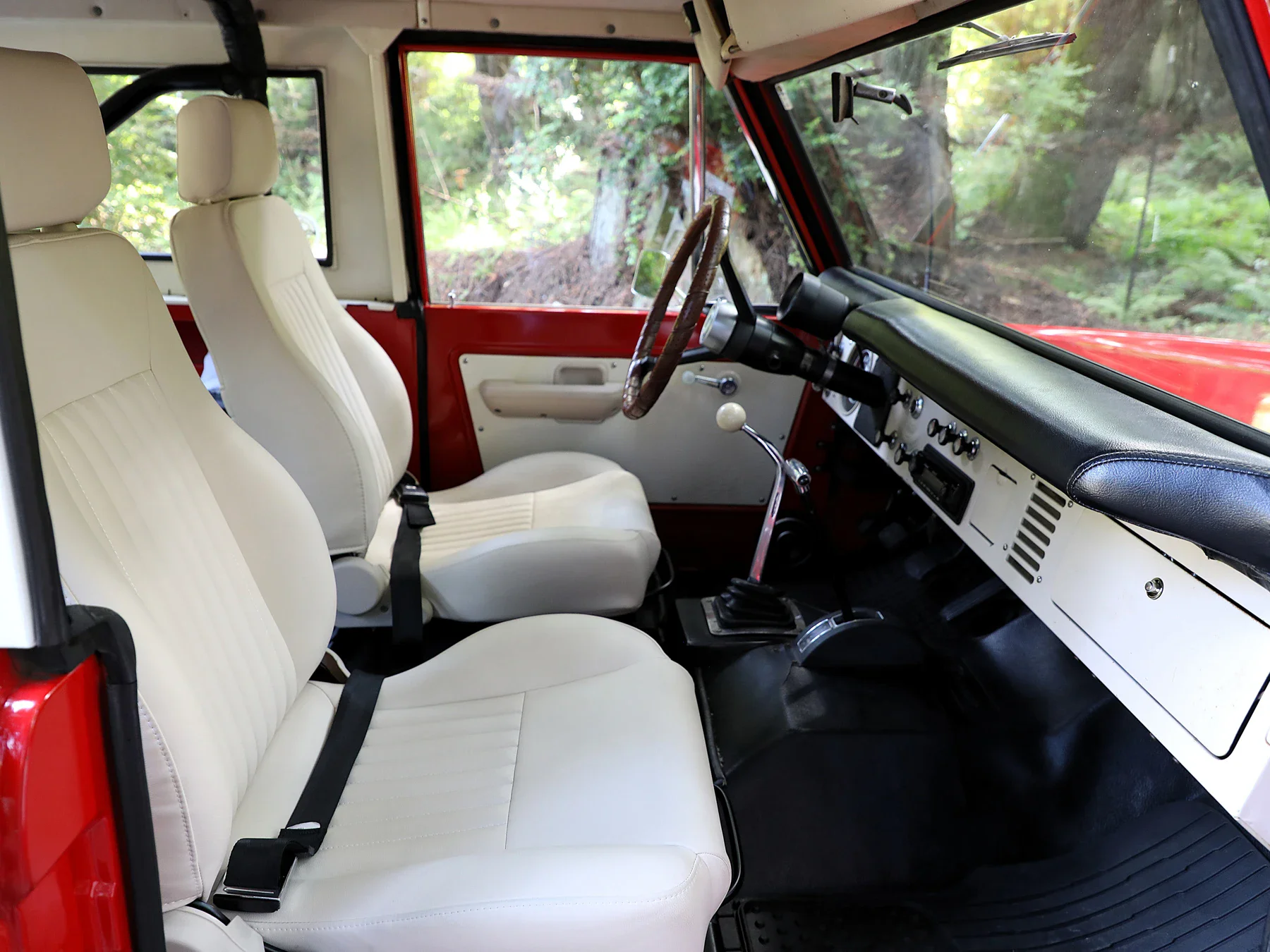 Ford-Bronco-2-door-1969-Red-Off-White-29