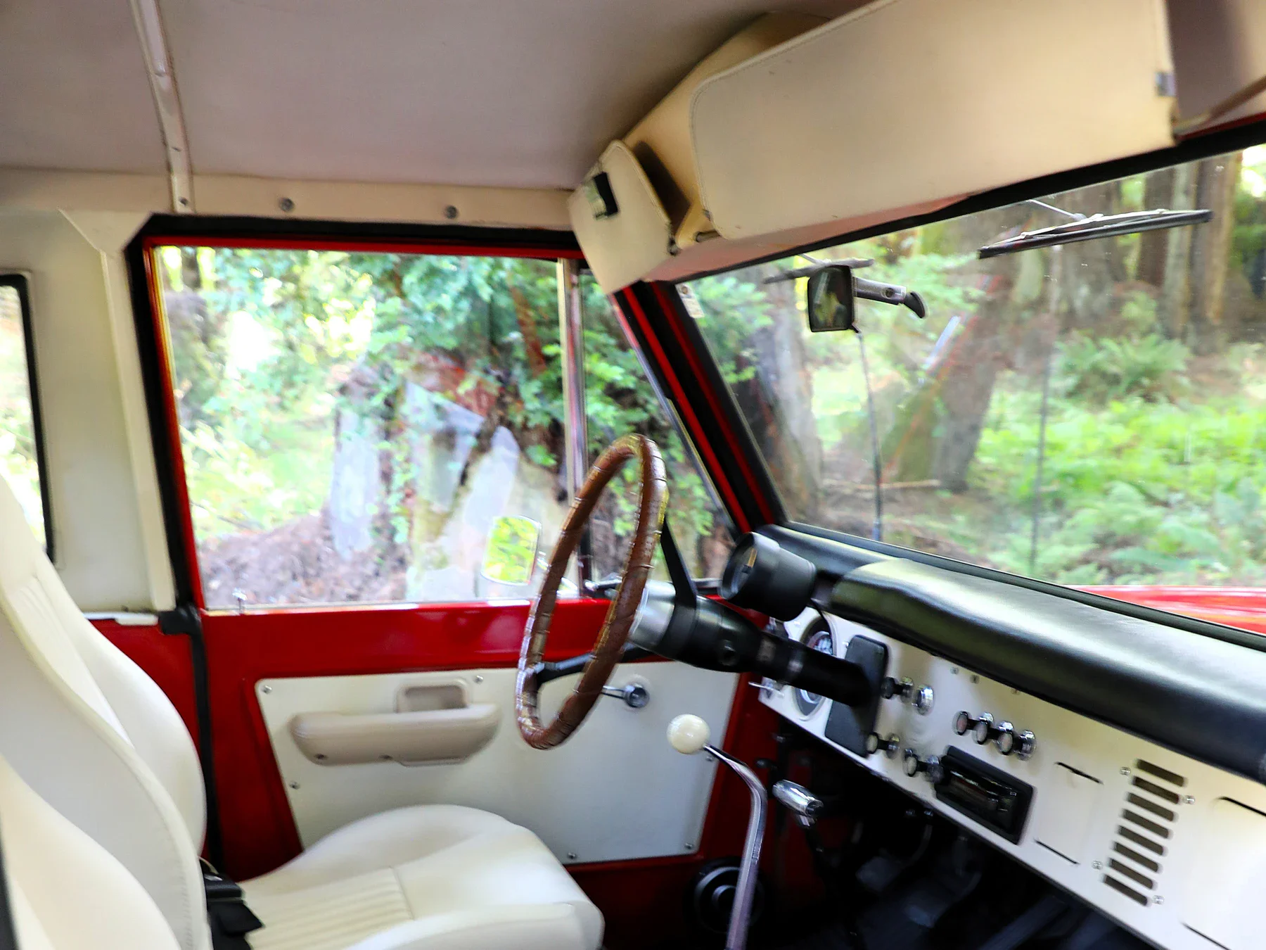 Ford-Bronco-2-door-1969-Red-Off-White-30