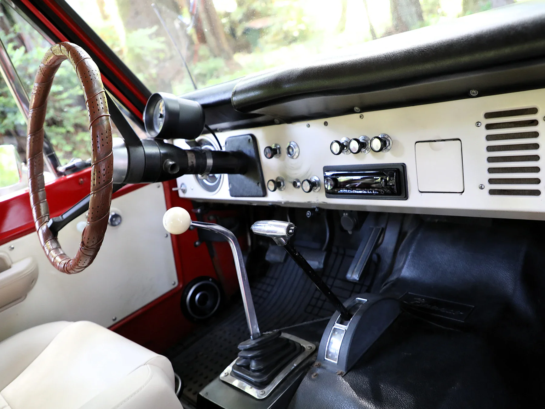 Ford-Bronco-2-door-1969-Red-Off-White-31