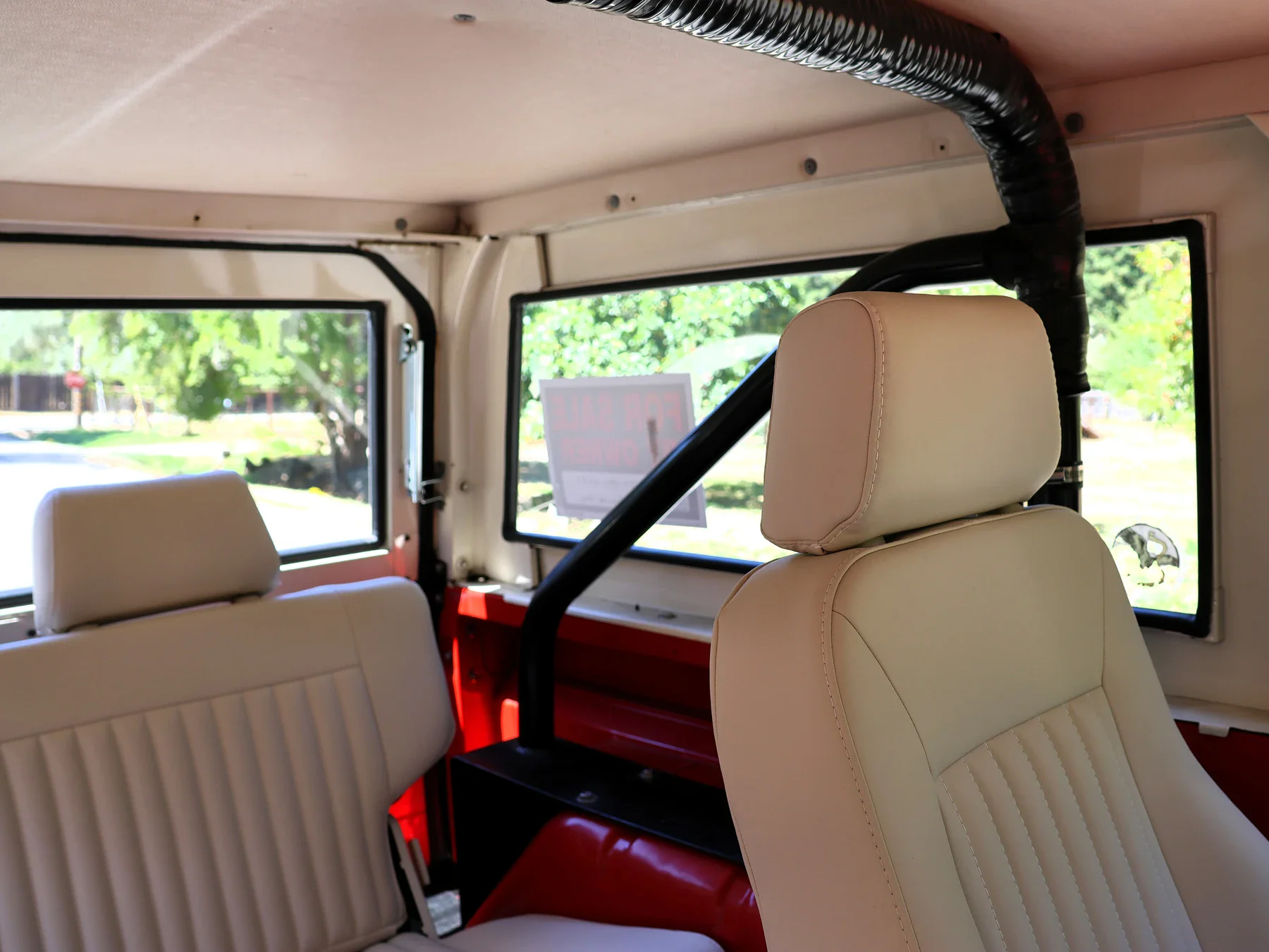 Ford-Bronco-2-door-1969-Red-Off-White-32