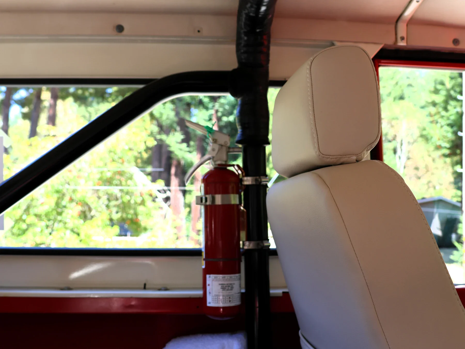 Ford-Bronco-2-door-1969-Red-Off-White-33
