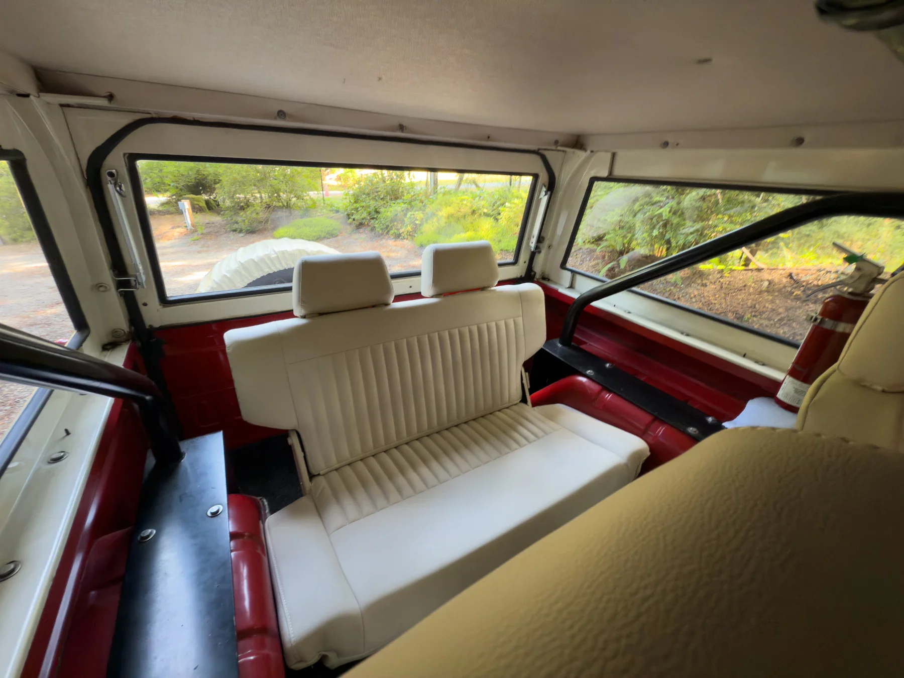 Ford-Bronco-2-door-1969-Red-Off-White-35