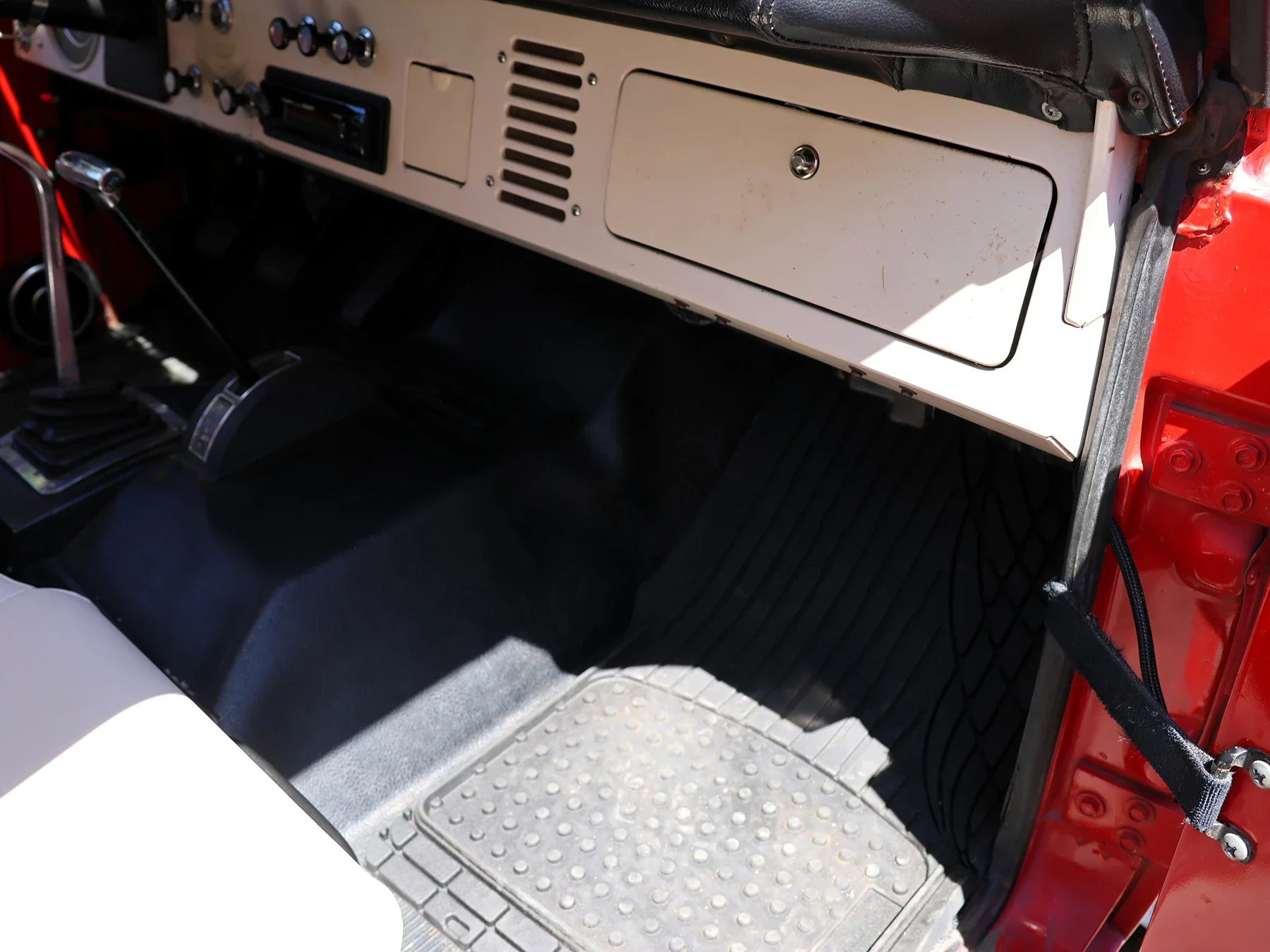 Ford-Bronco-2-door-1969-Red-Off-White-37