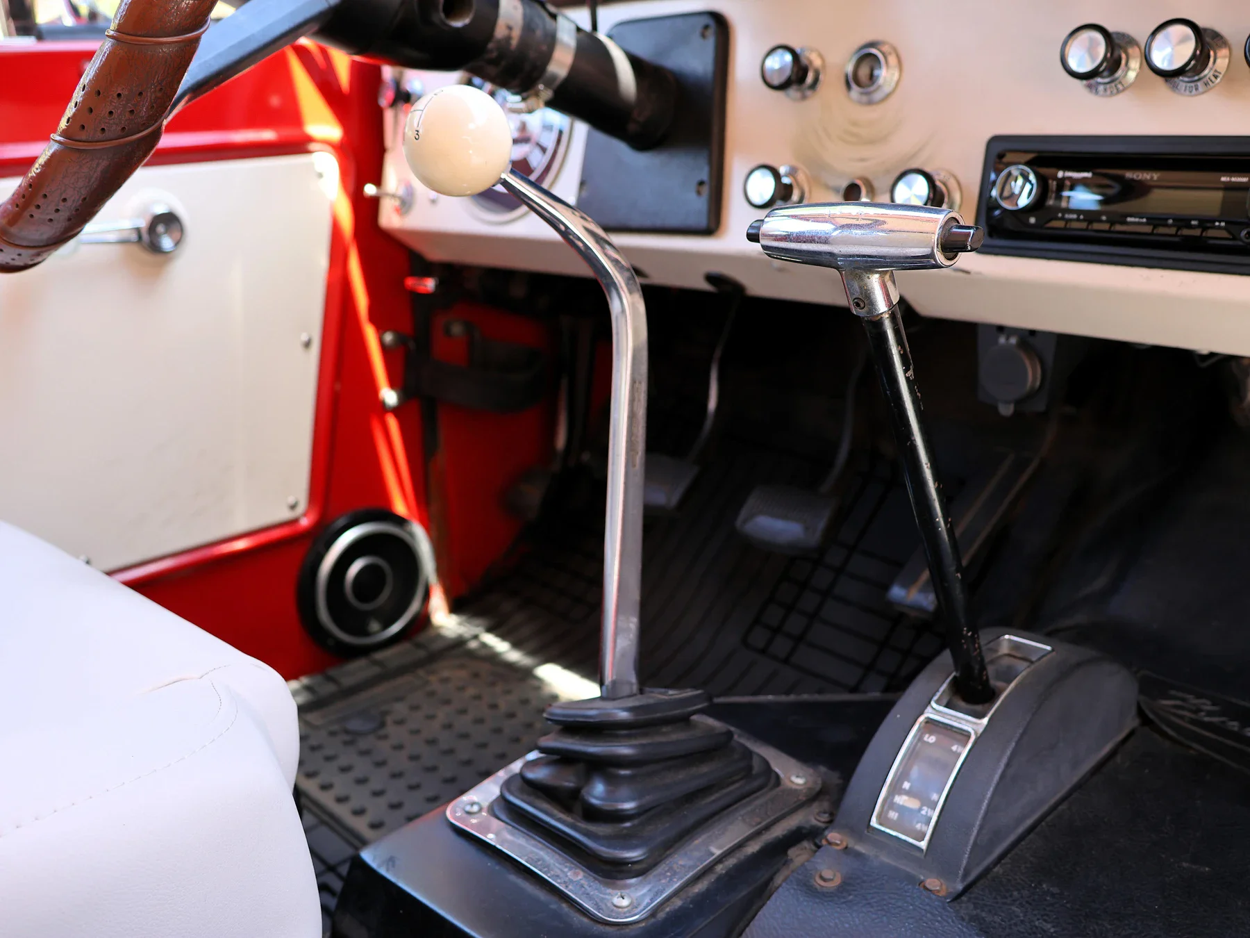 Ford-Bronco-2-door-1969-Red-Off-White-4
