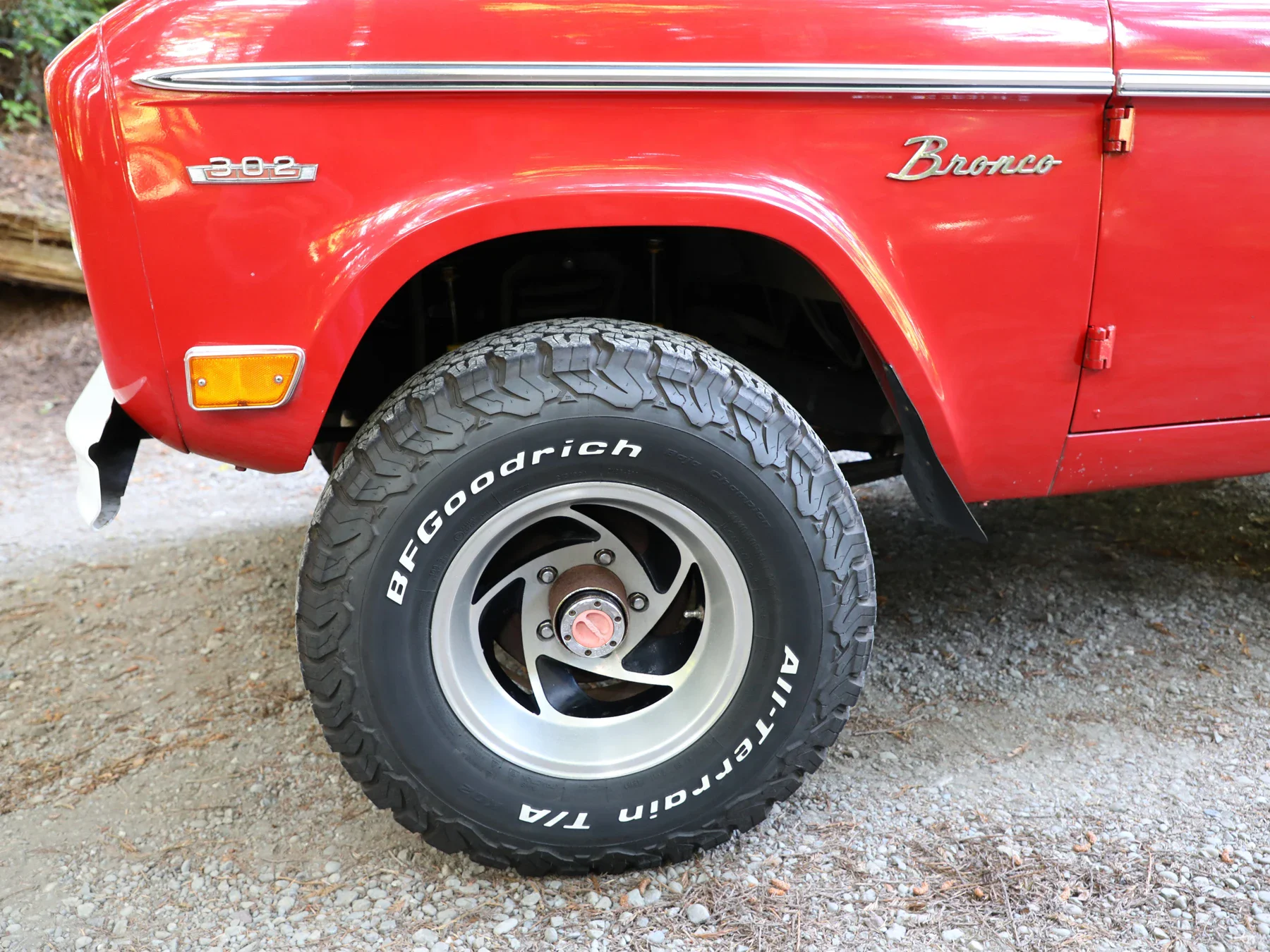Ford-Bronco-2-door-1969-Red-Off-White-43