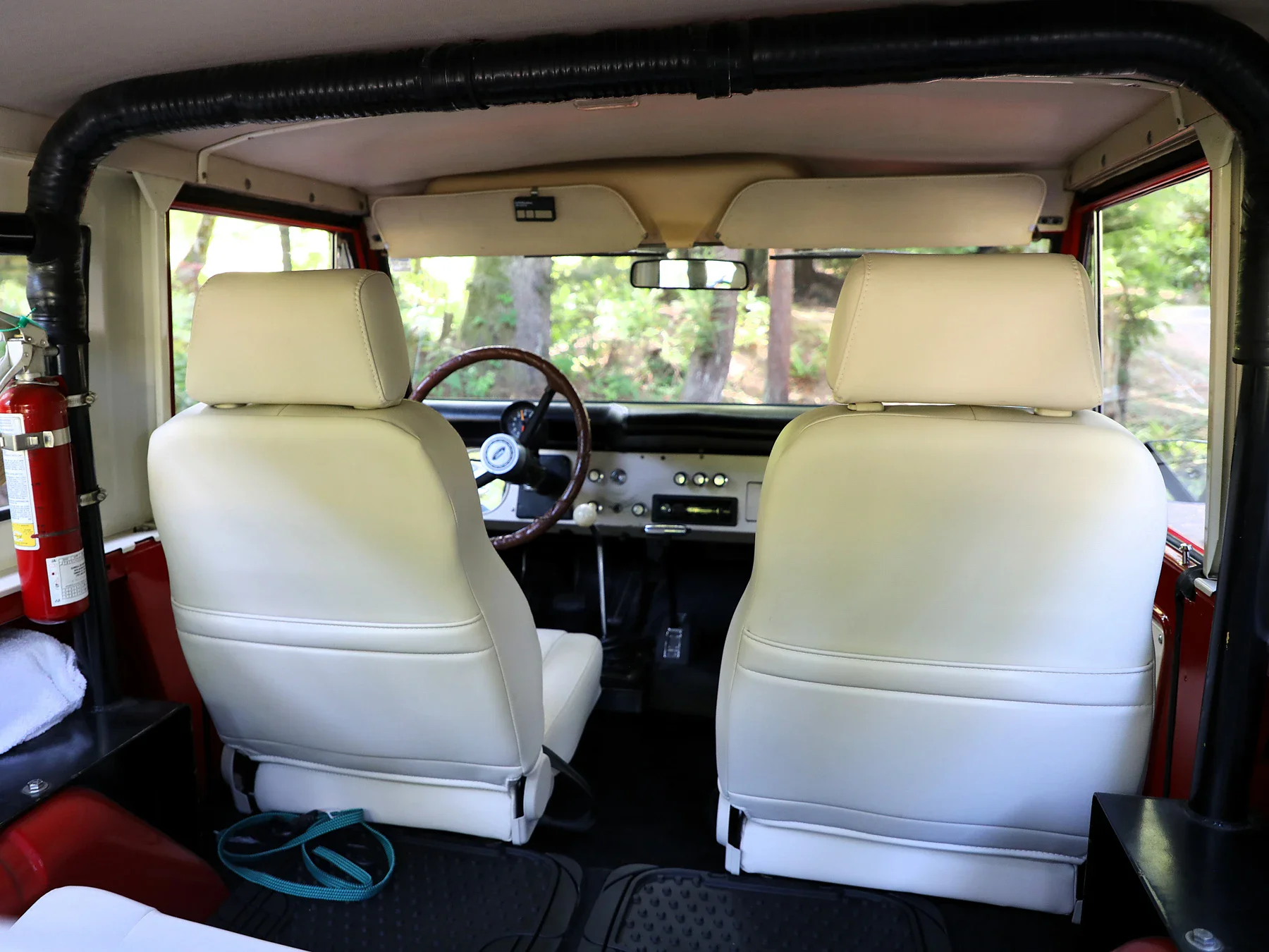 Ford-Bronco-2-door-1969-Red-Off-White-46