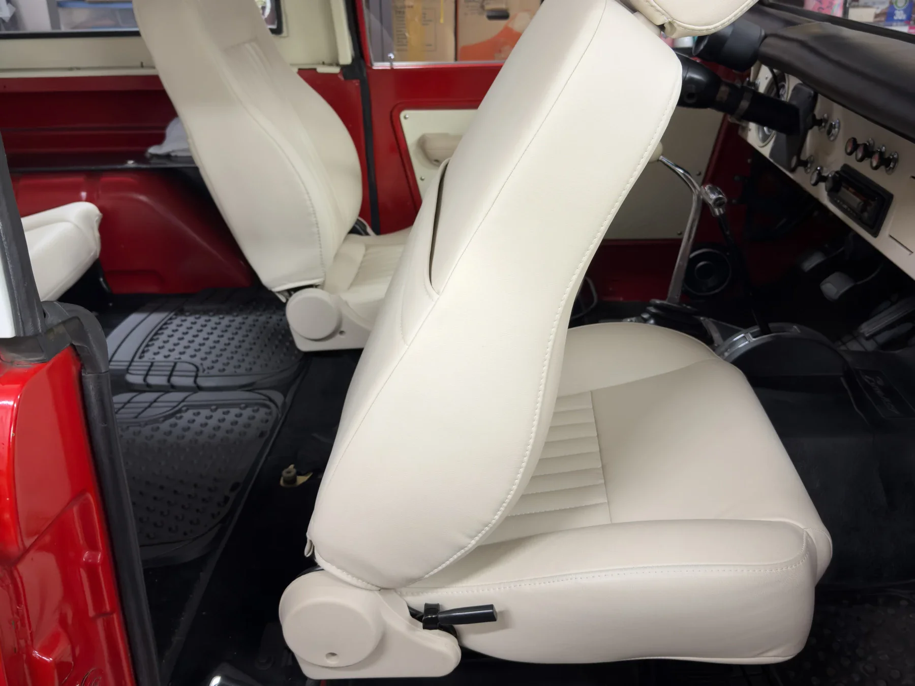 Ford-Bronco-2-door-1969-Red-Off-White-49