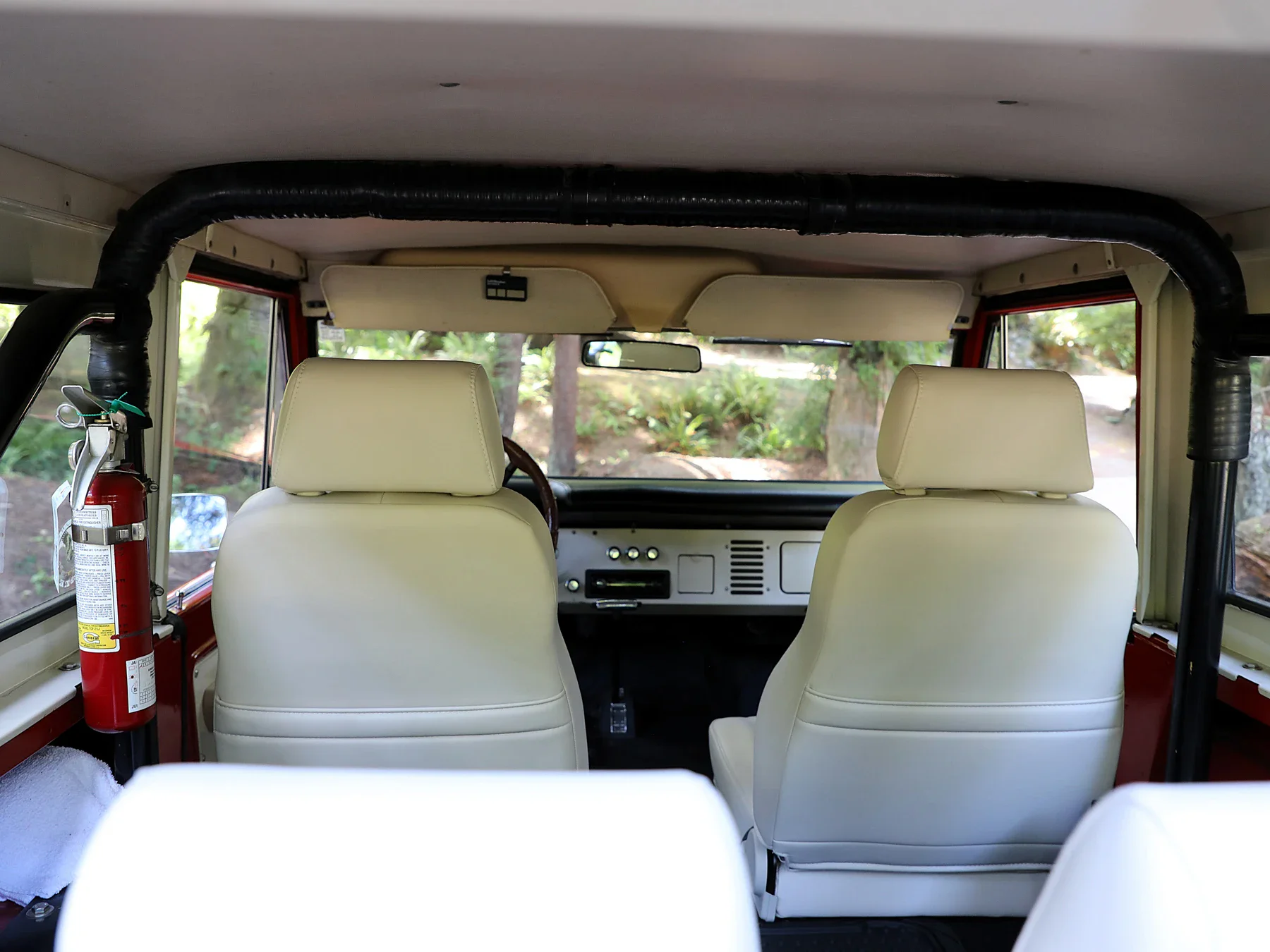 Ford-Bronco-2-door-1969-Red-Off-White-5