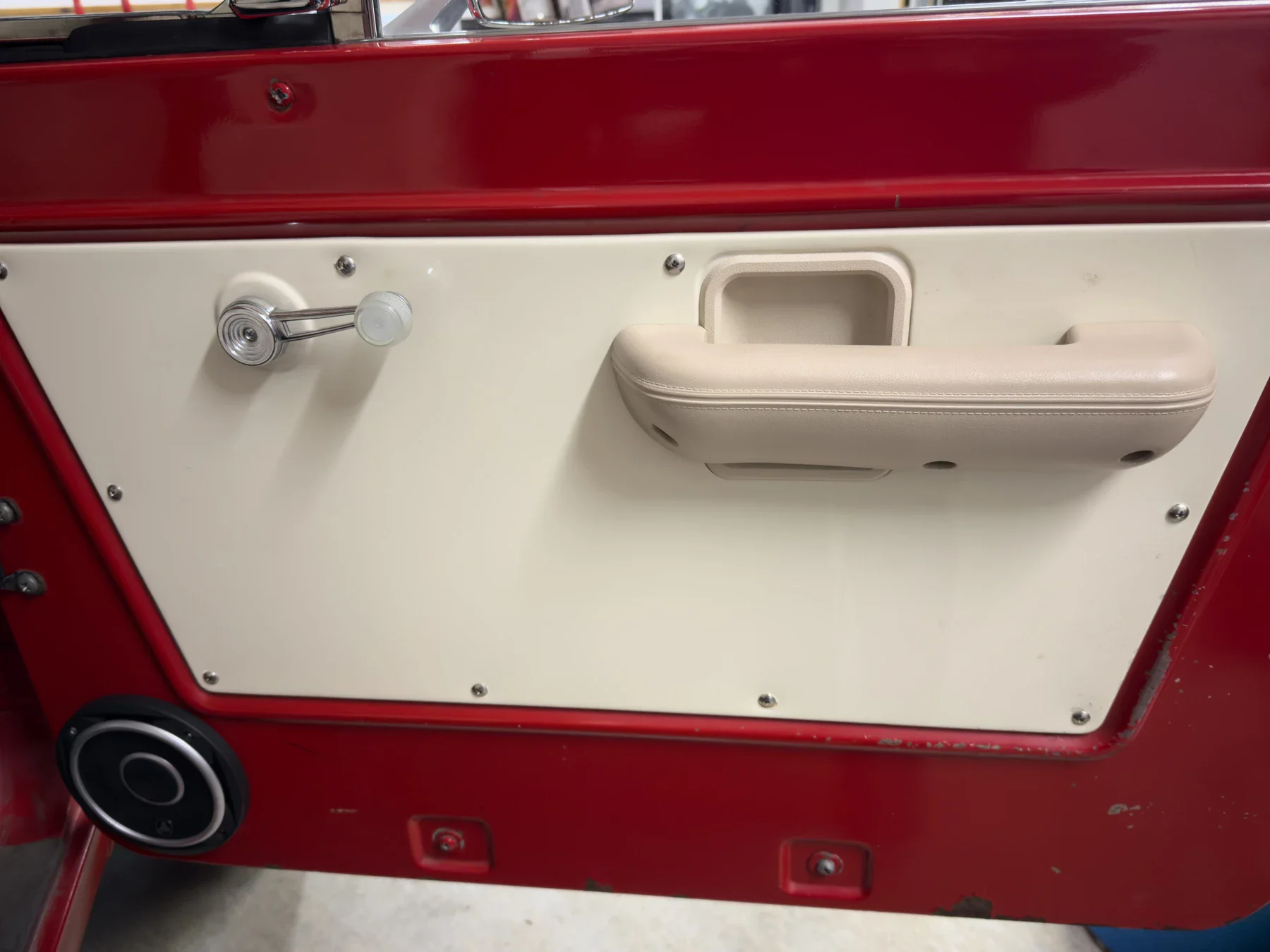Ford-Bronco-2-door-1969-Red-Off-White-7