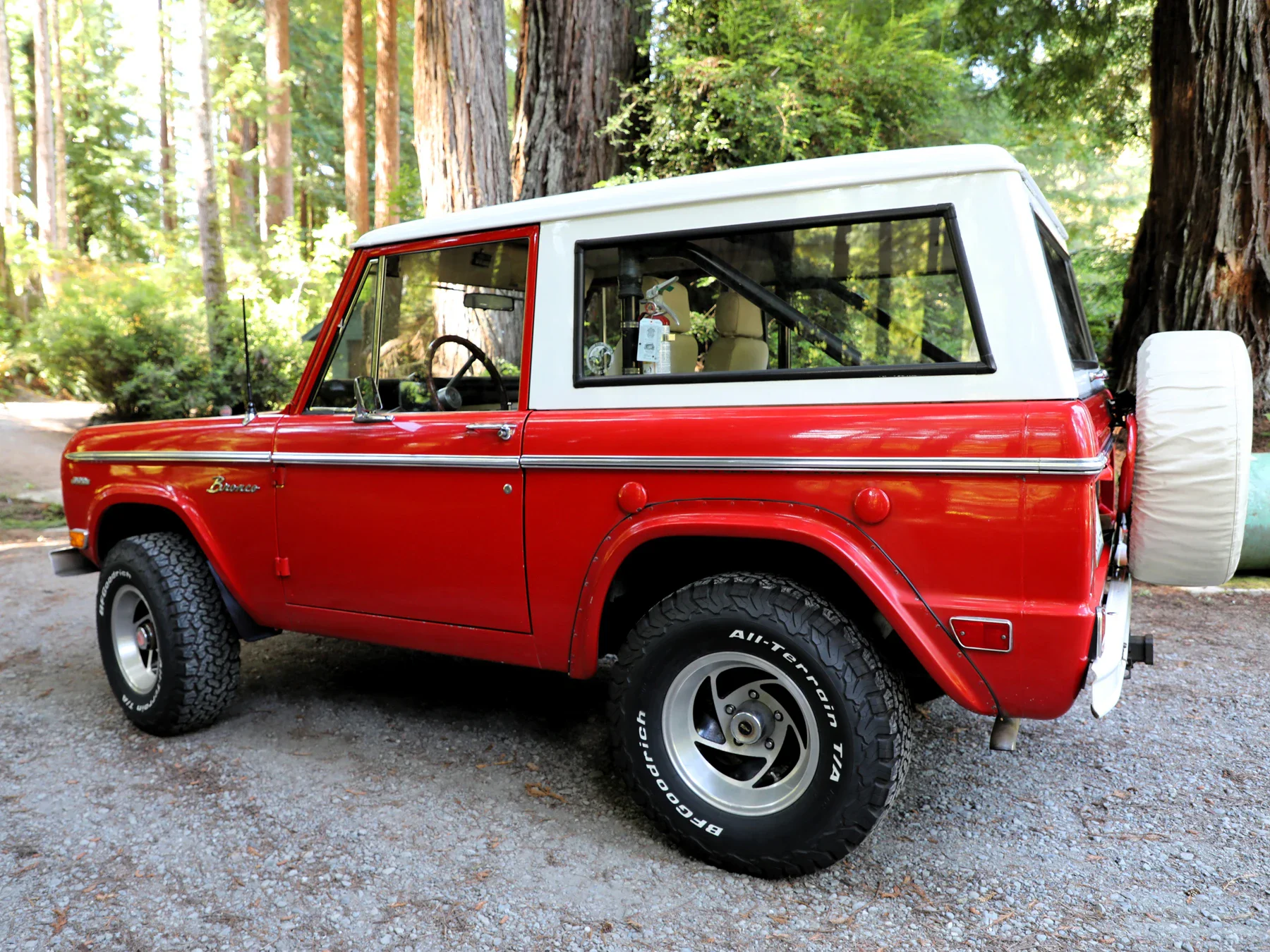 Ford-Bronco-2-door-1969-Red-Off-White-9
