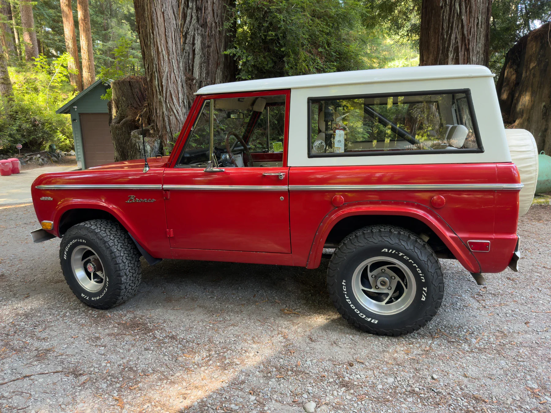 Ford-Bronco-2-door-1969-Red-Off-White