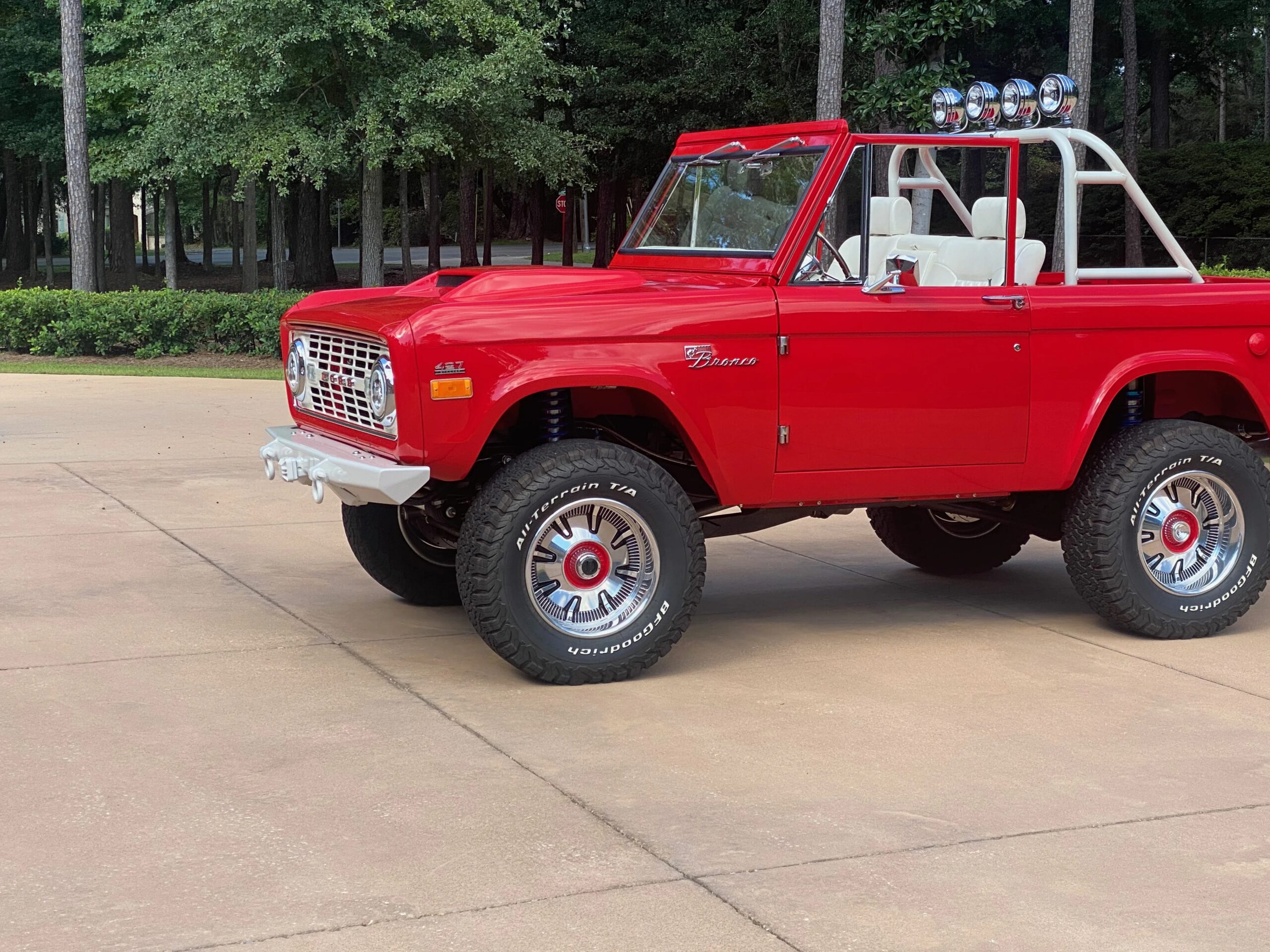 Ford-Bronco-2-door-1969-Red-White-1