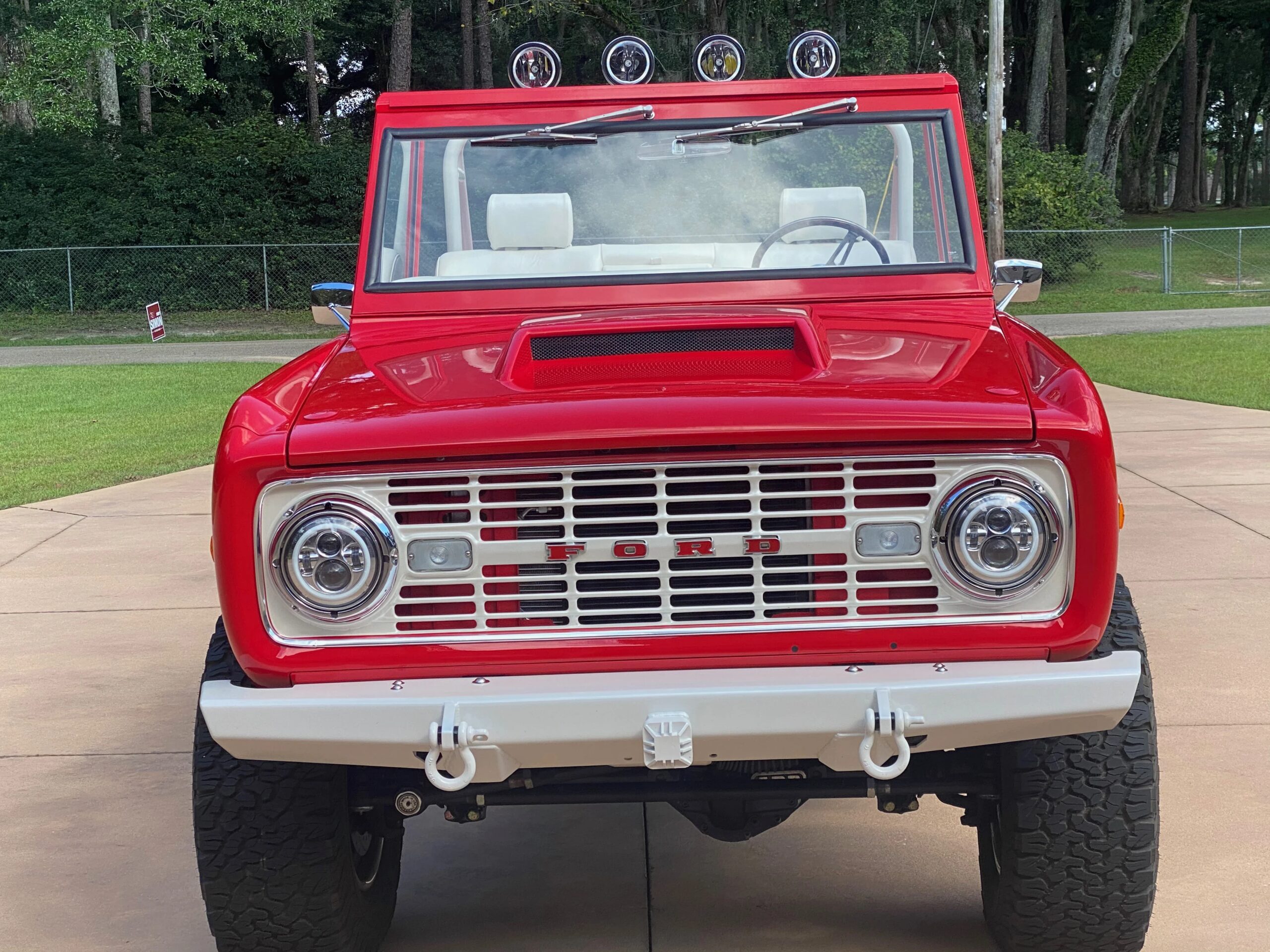 Ford-Bronco-2-door-1969-Red-White-2