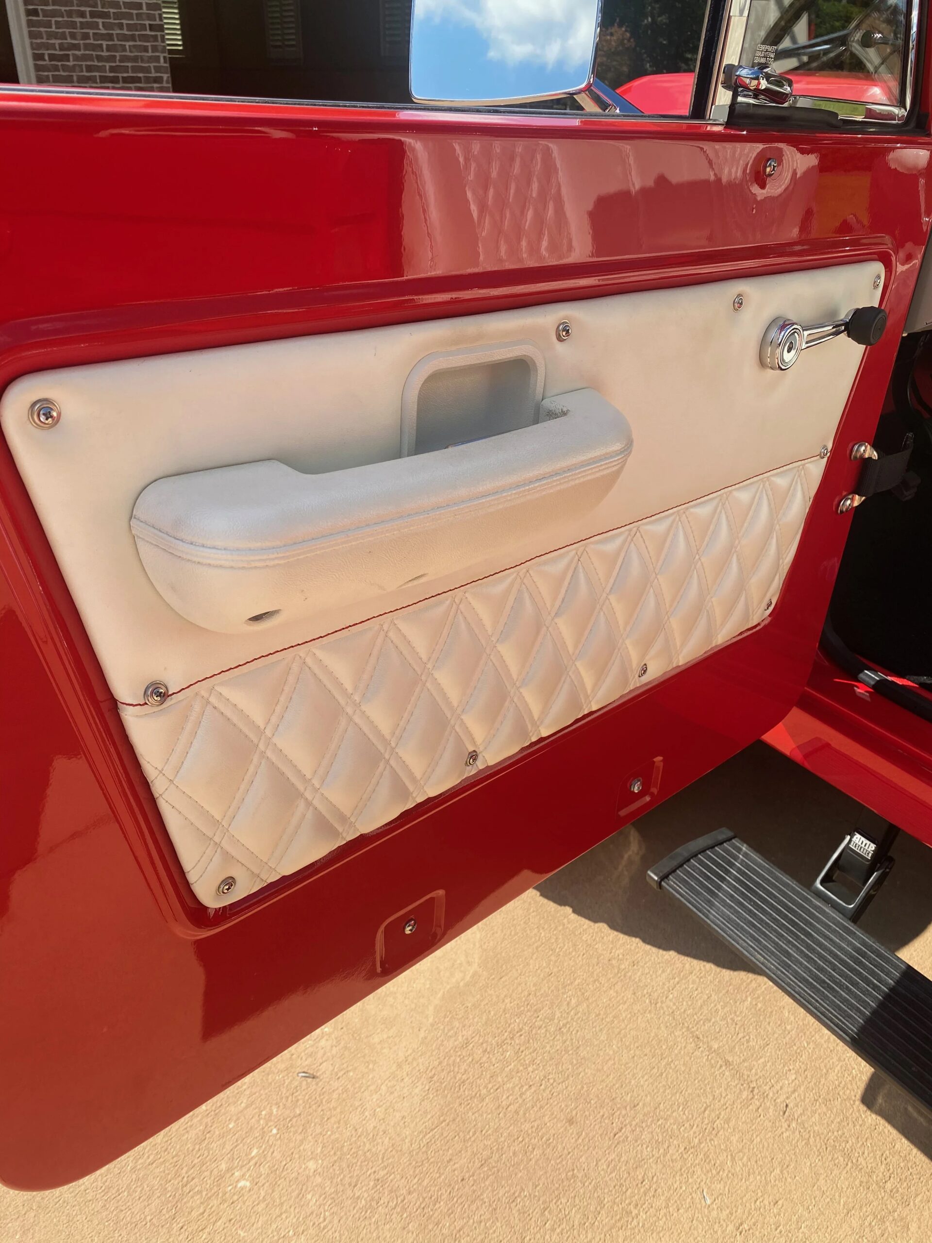 Ford-Bronco-2-door-1969-Red-White-8