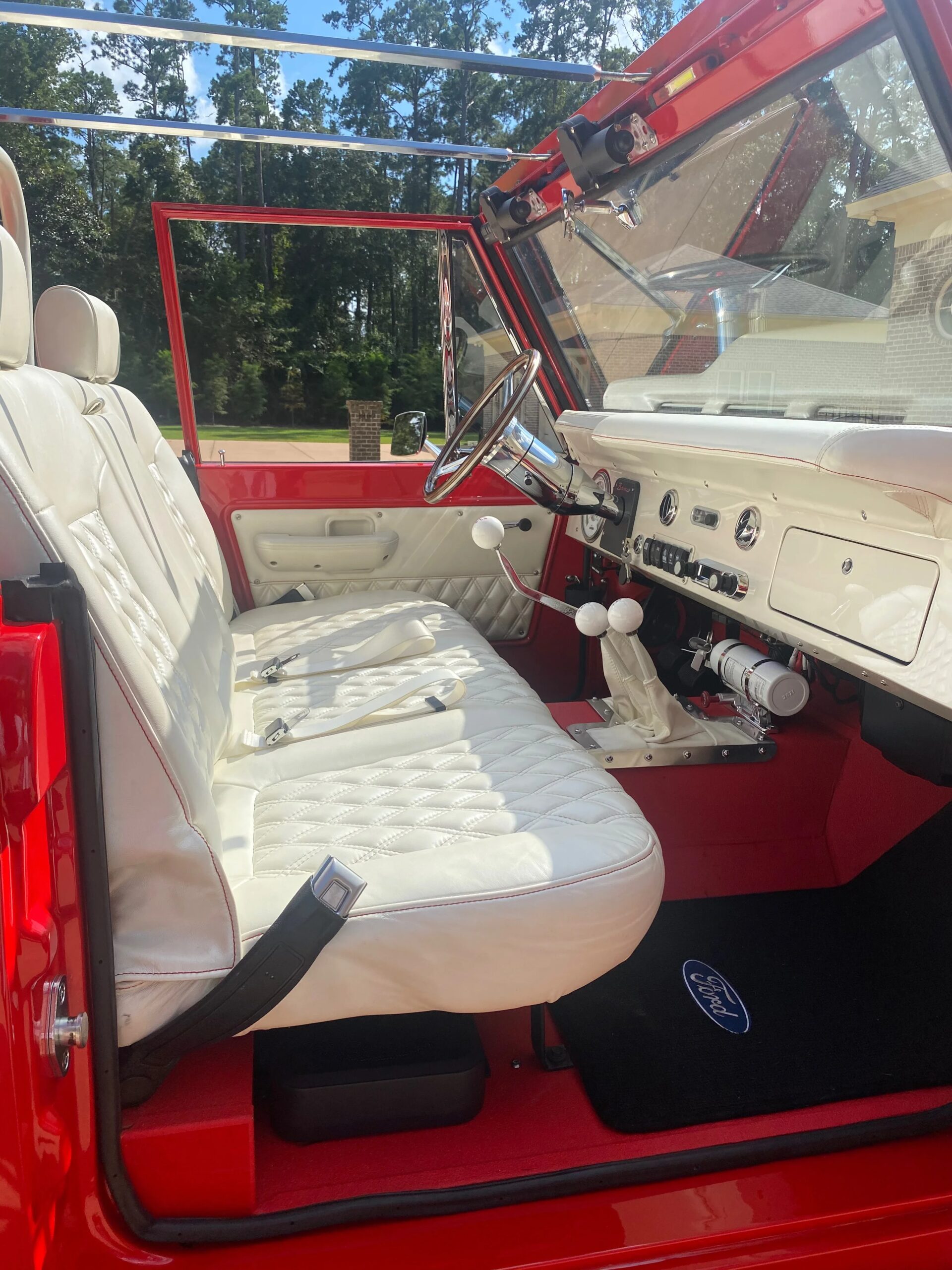 Ford-Bronco-2-door-1969-Red-White-9