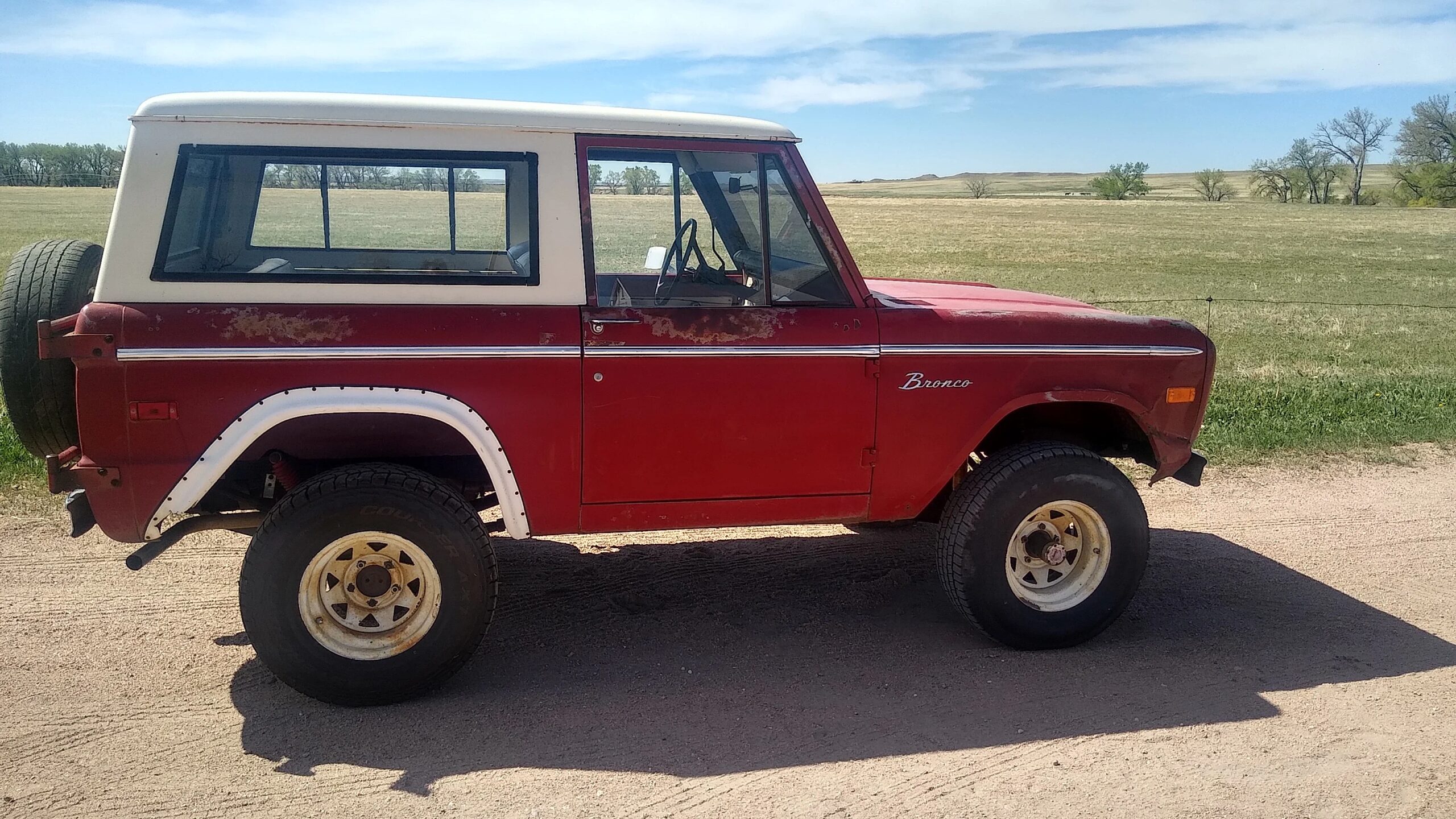 Ford-Bronco-2-door-1970-Red-Off-White-10