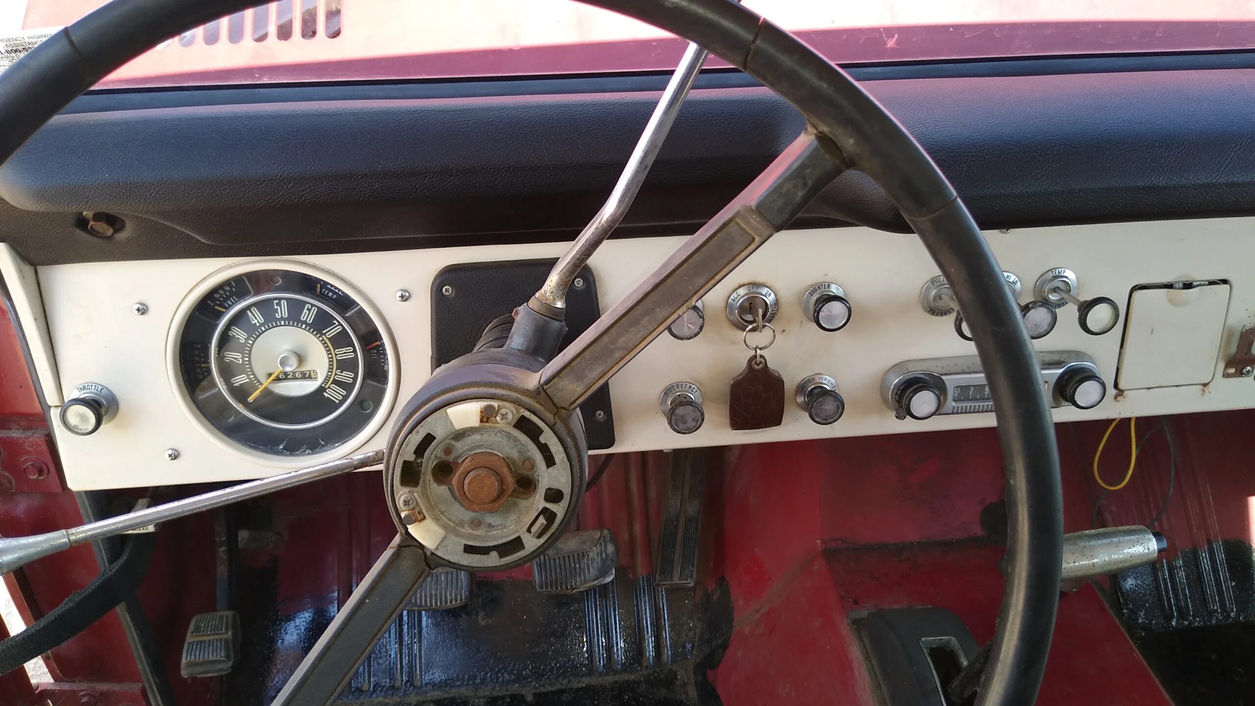 Ford-Bronco-2-door-1970-Red-Off-White-11