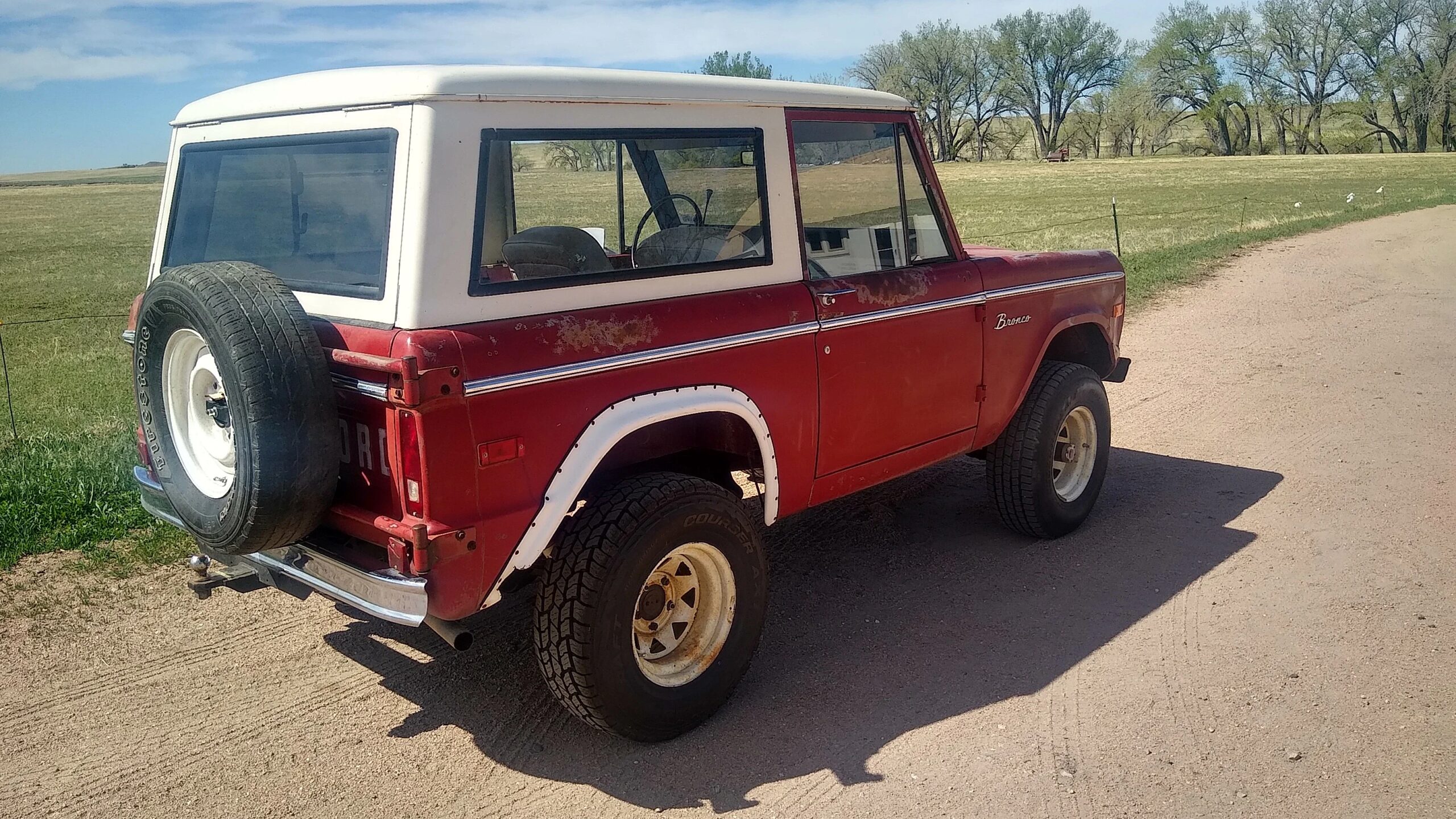 Ford-Bronco-2-door-1970-Red-Off-White-2