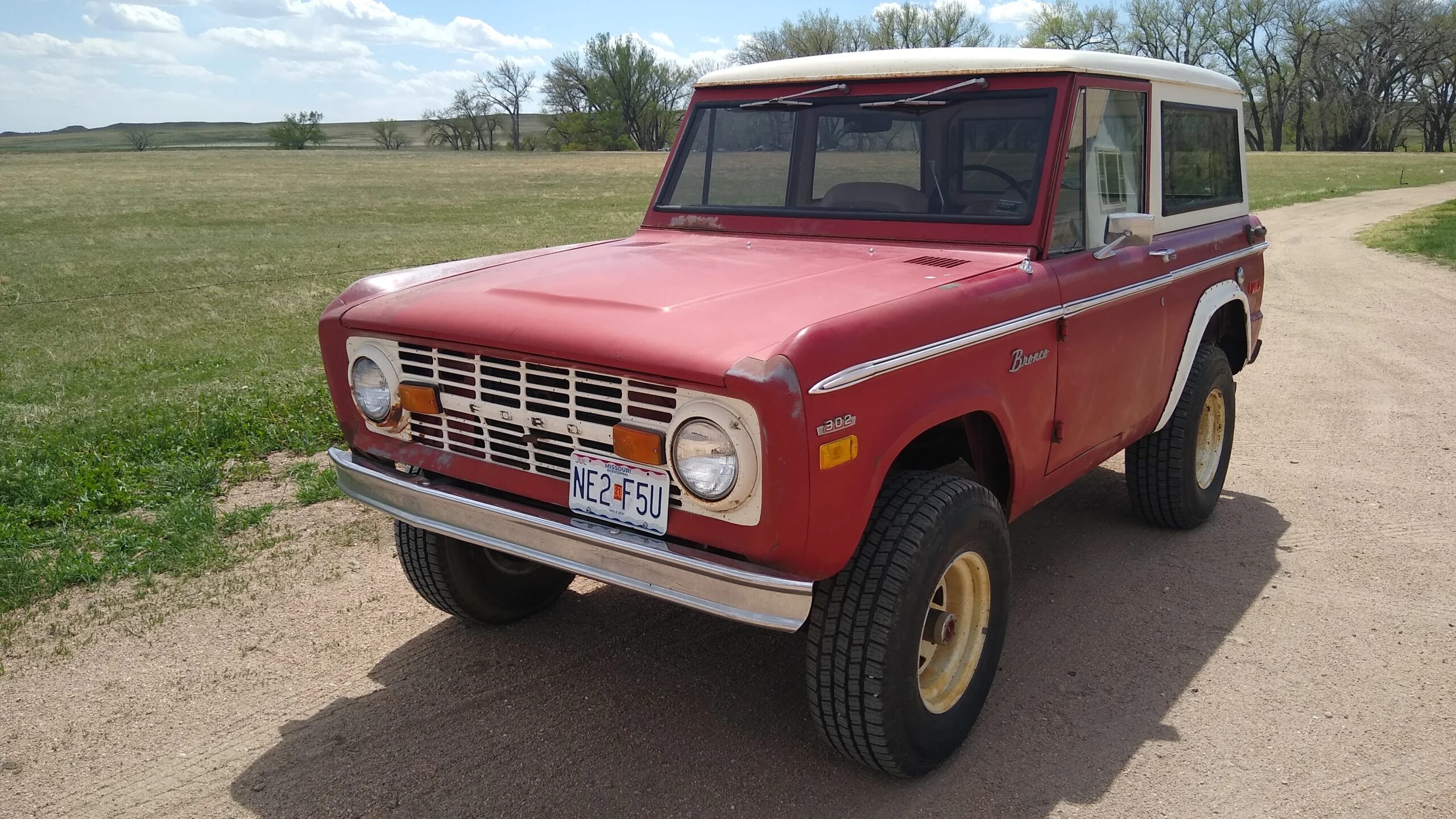 Ford-Bronco-2-door-1970-Red-Off-White-3