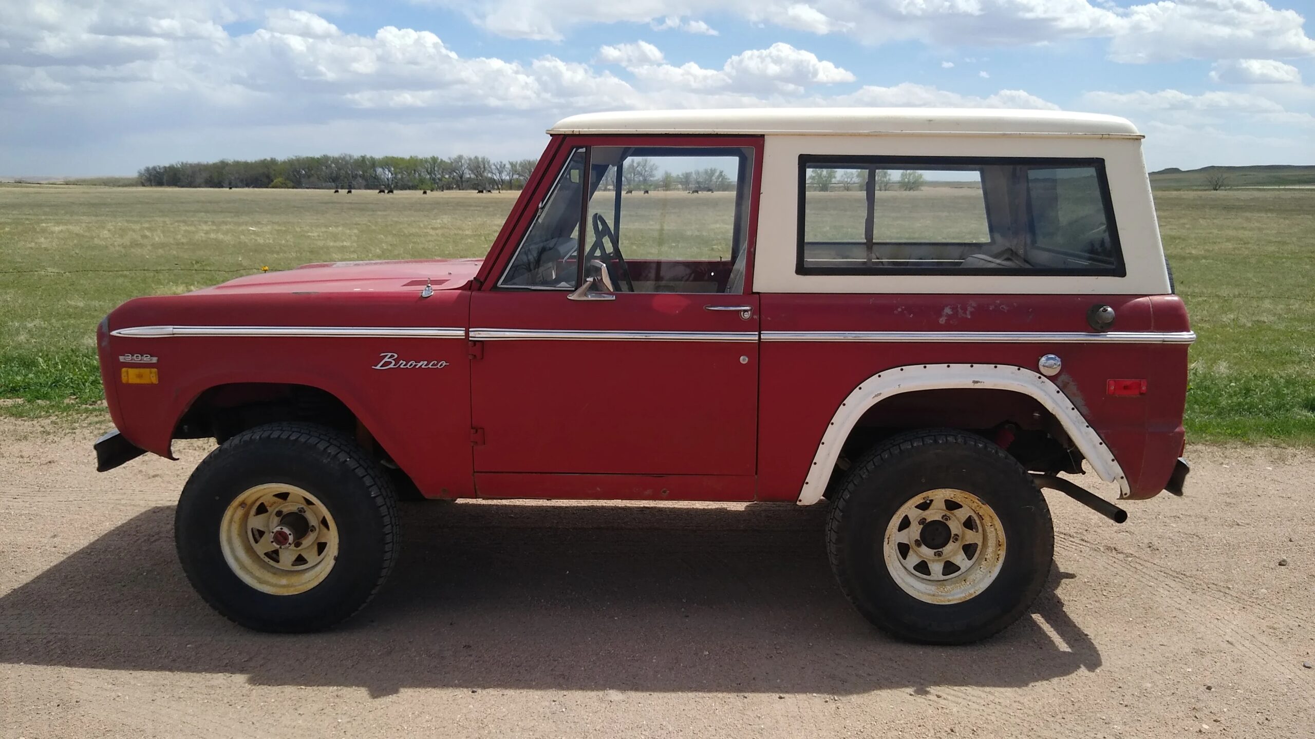 Ford-Bronco-2-door-1970-Red-Off-White