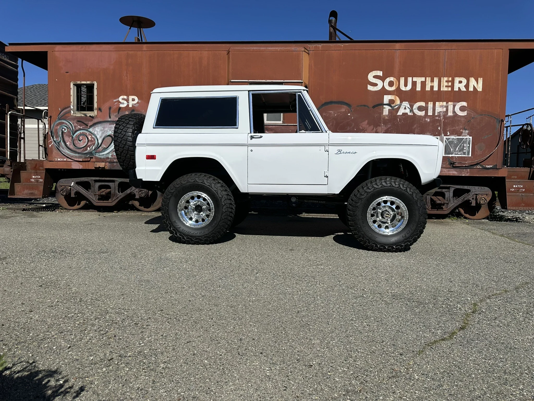 Ford-Bronco-2-door-1971-White-Charcoal-10