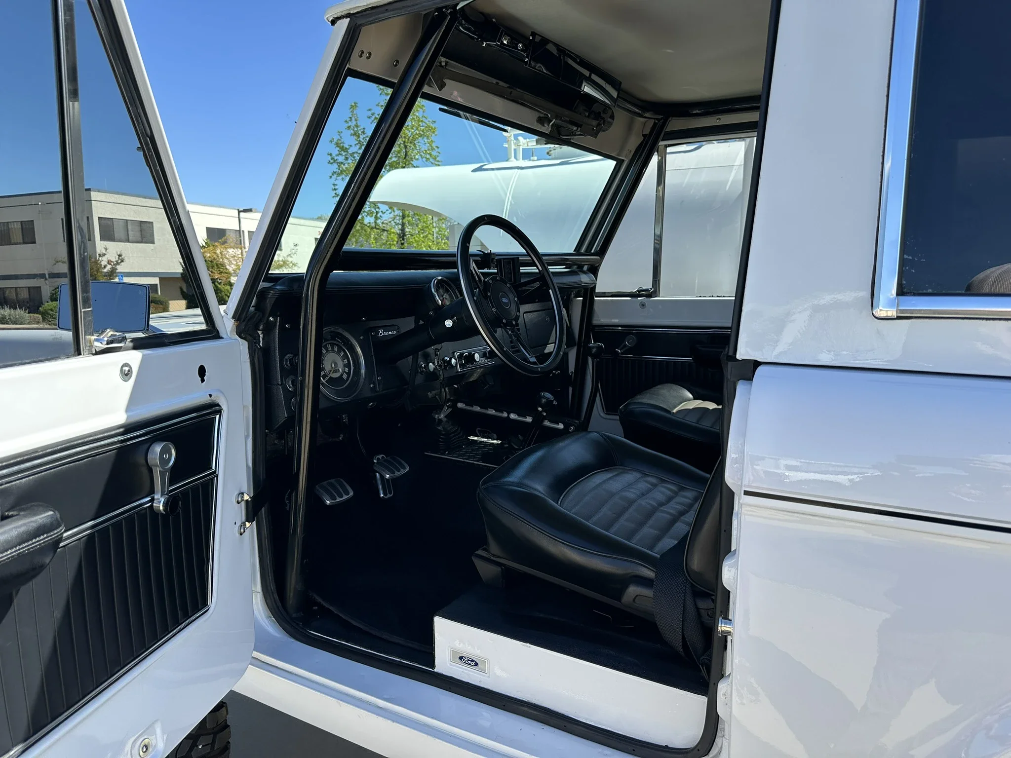Ford-Bronco-2-door-1971-White-Charcoal-22