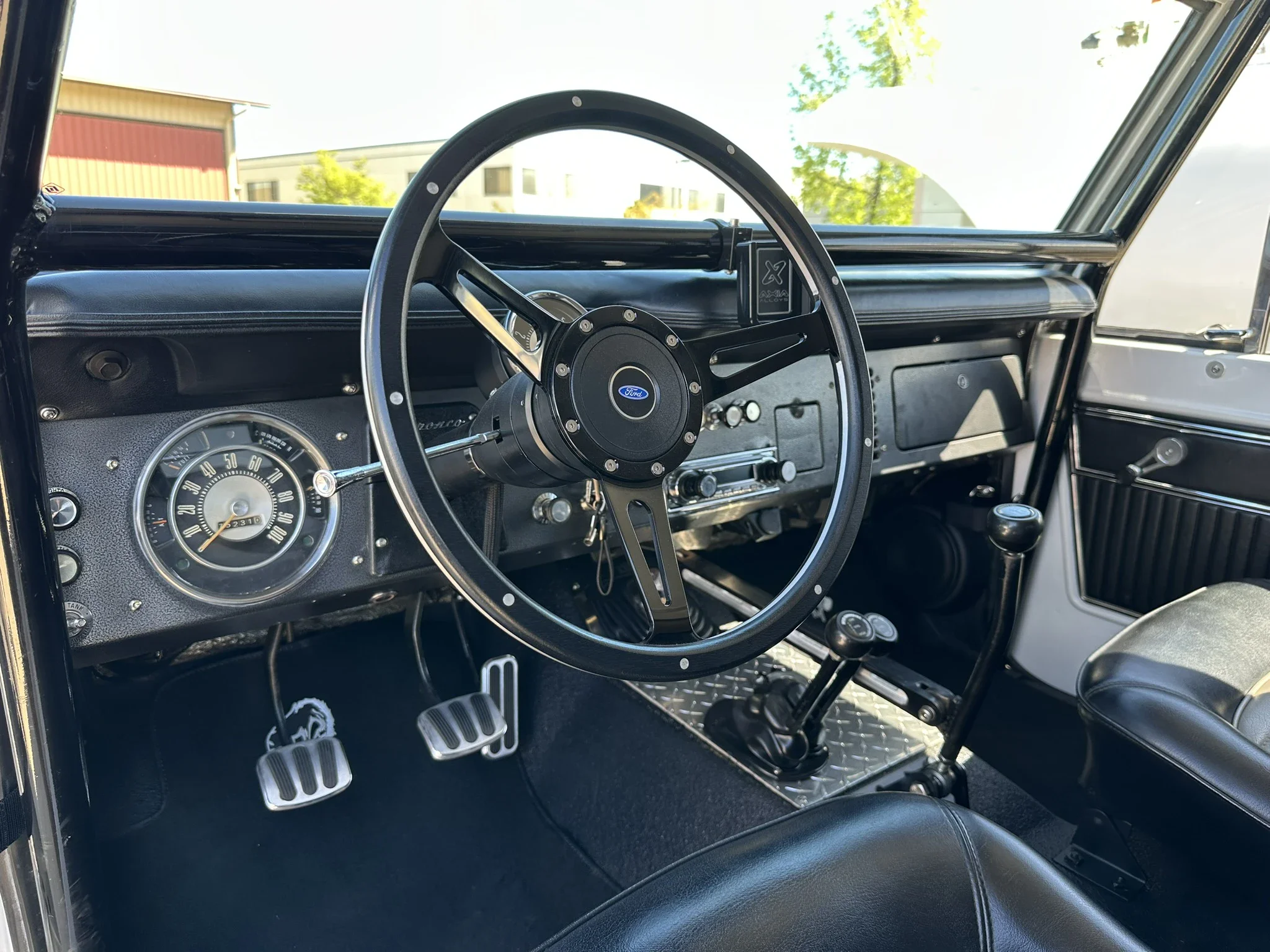 Ford-Bronco-2-door-1971-White-Charcoal-23