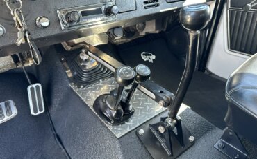 Ford-Bronco-2-door-1971-White-Charcoal-24