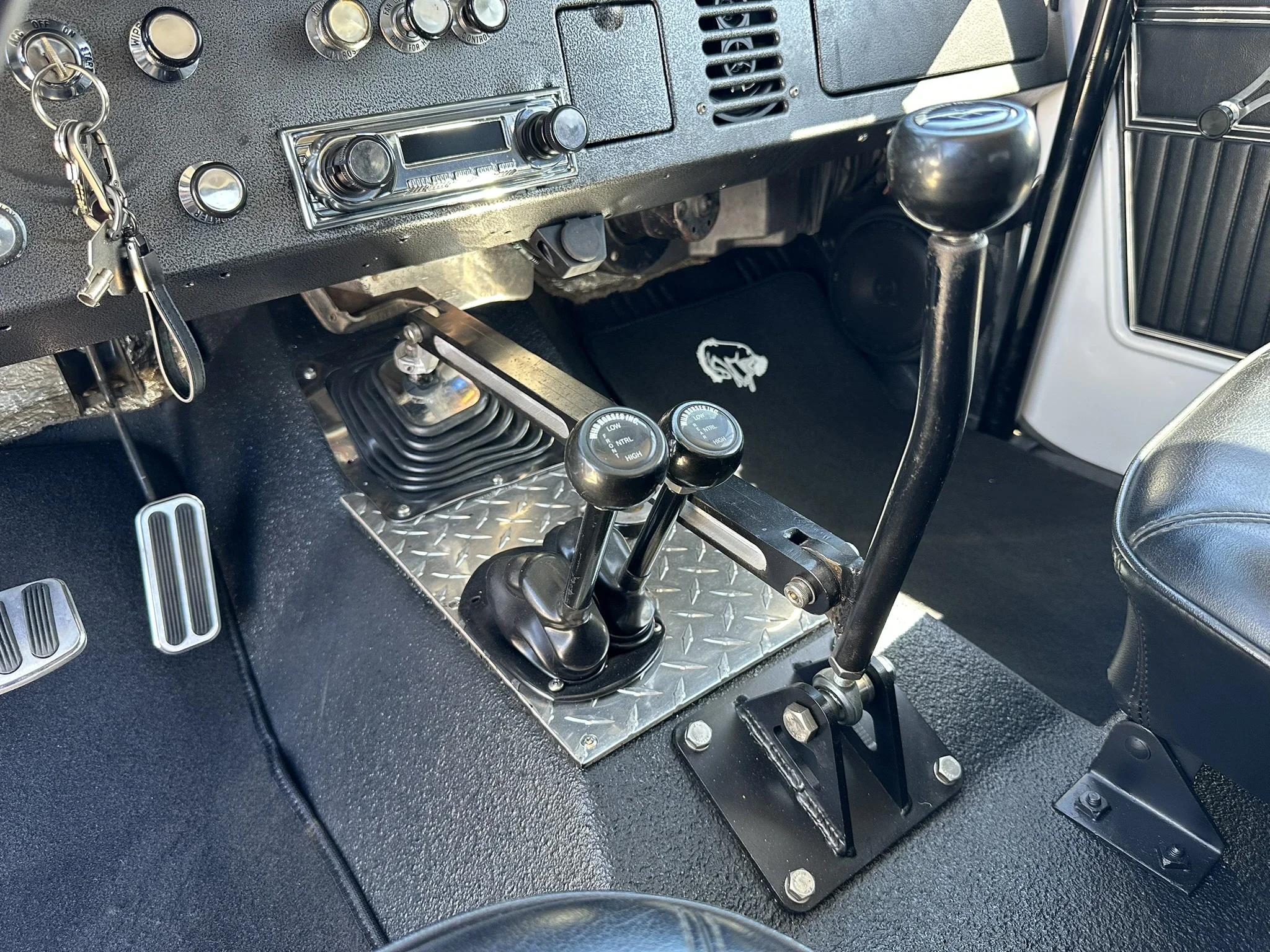 Ford-Bronco-2-door-1971-White-Charcoal-24