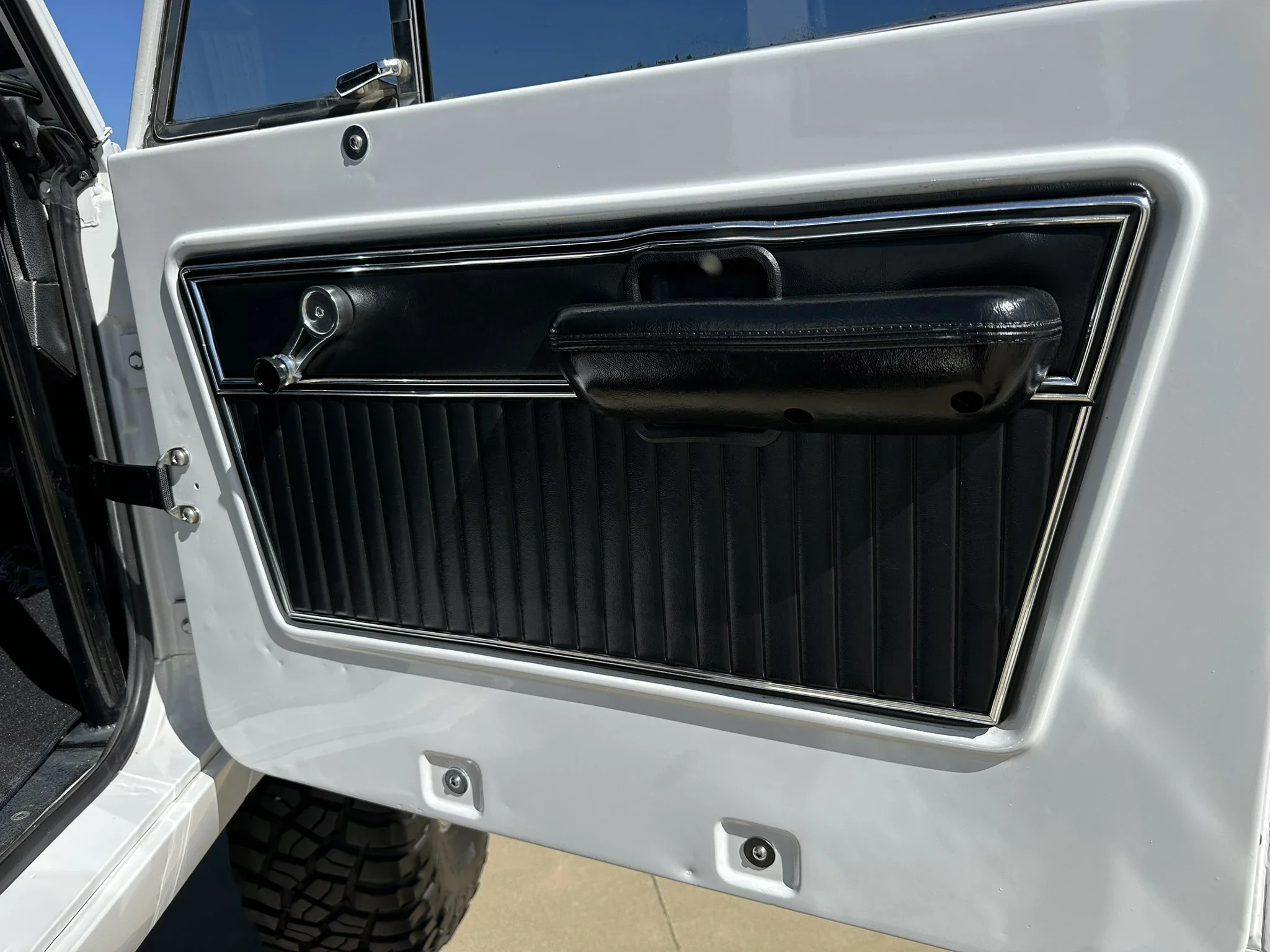 Ford-Bronco-2-door-1971-White-Charcoal-26