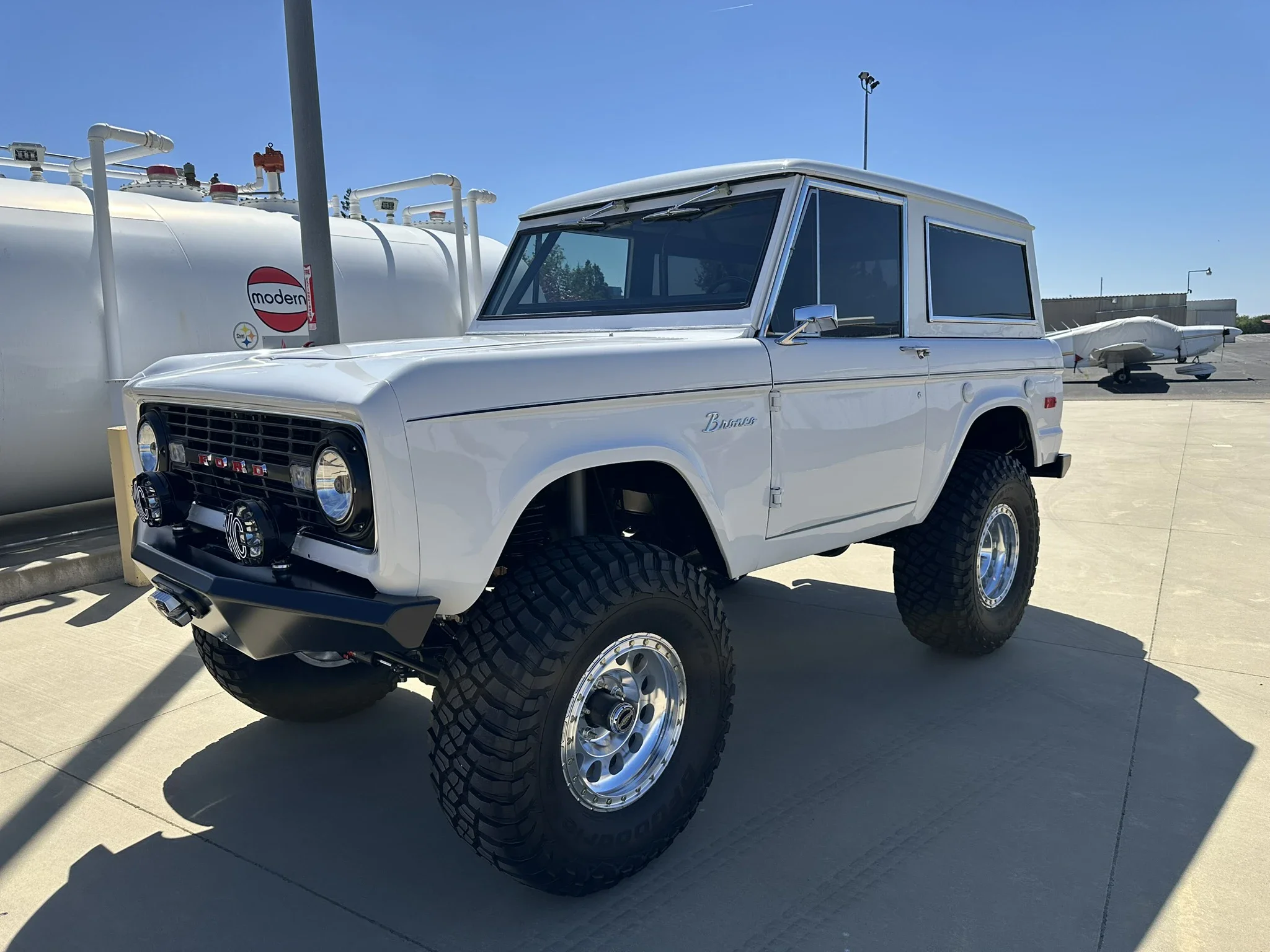 Ford-Bronco-2-door-1971-White-Charcoal-35