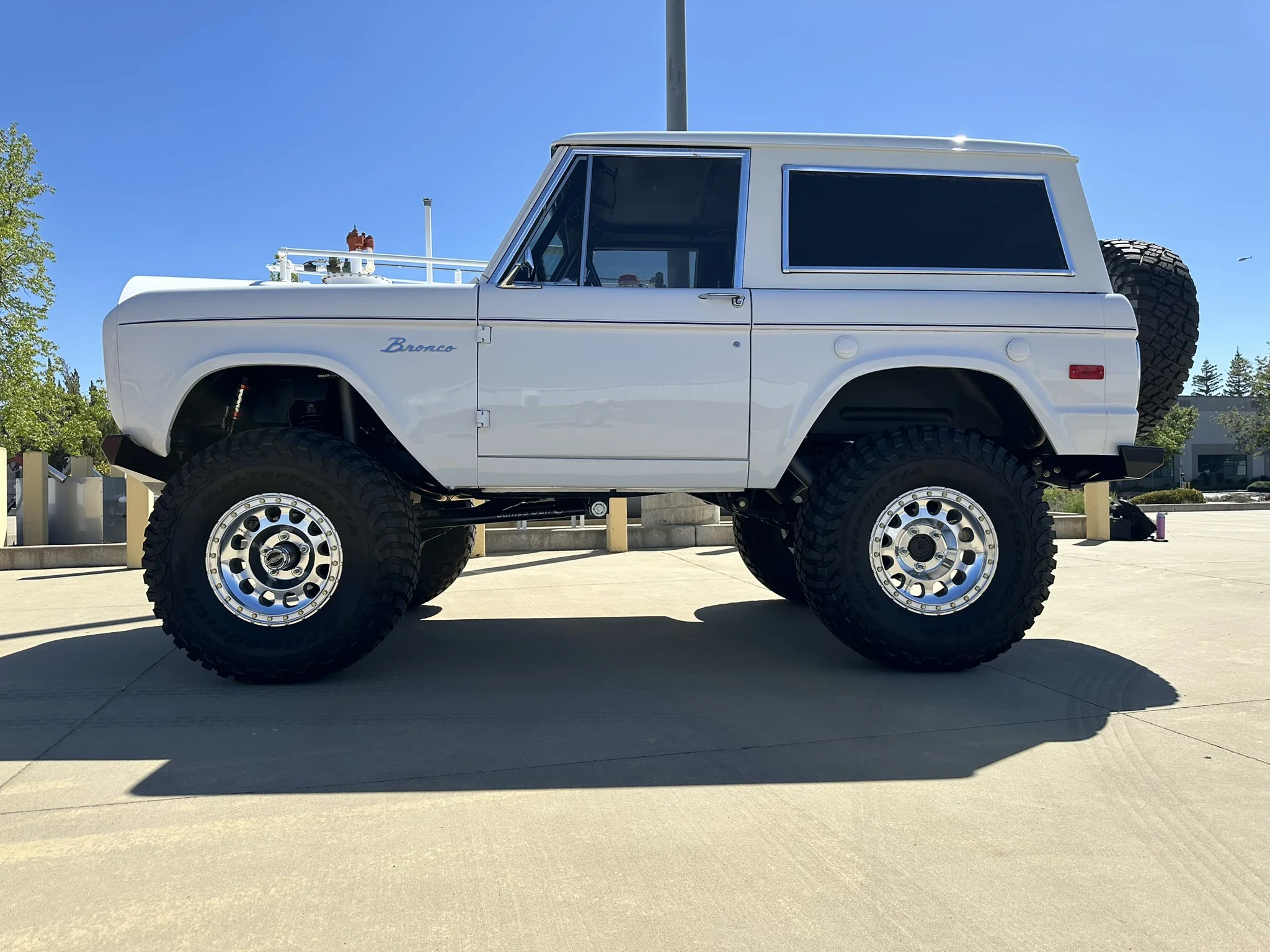 Ford-Bronco-2-door-1971-White-Charcoal-36