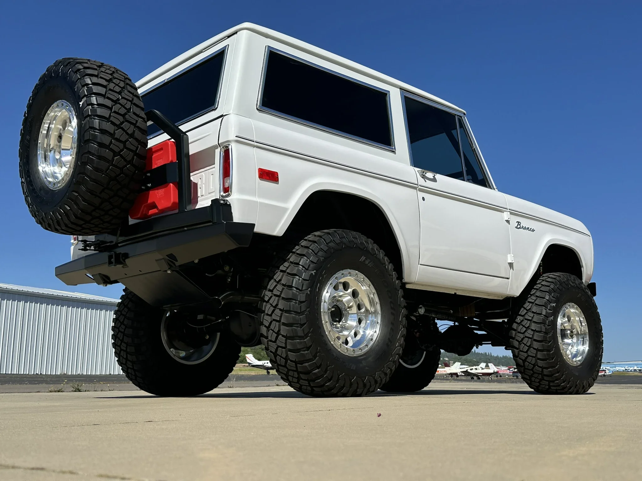 Ford-Bronco-2-door-1971-White-Charcoal-38