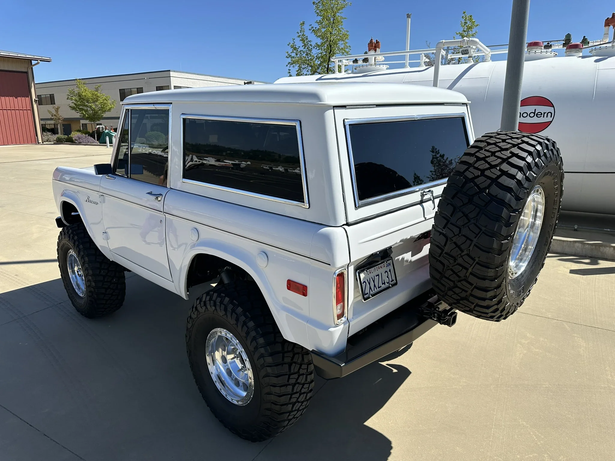 Ford-Bronco-2-door-1971-White-Charcoal-40