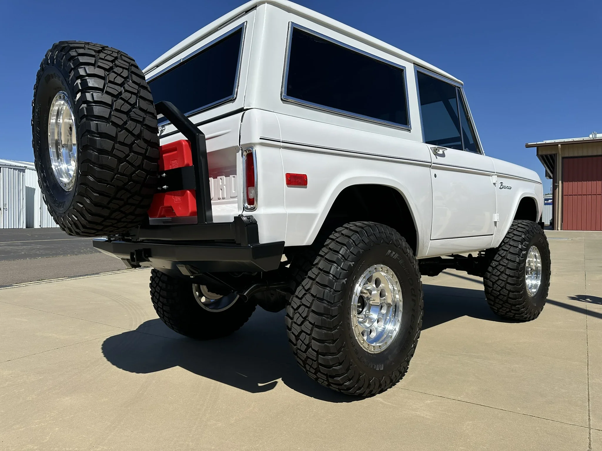 Ford-Bronco-2-door-1971-White-Charcoal-42