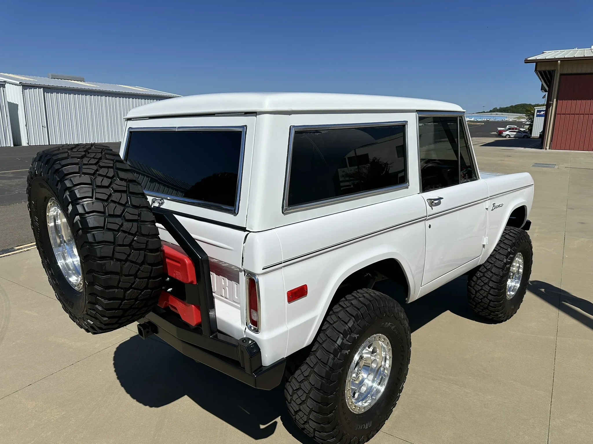 Ford-Bronco-2-door-1971-White-Charcoal-43