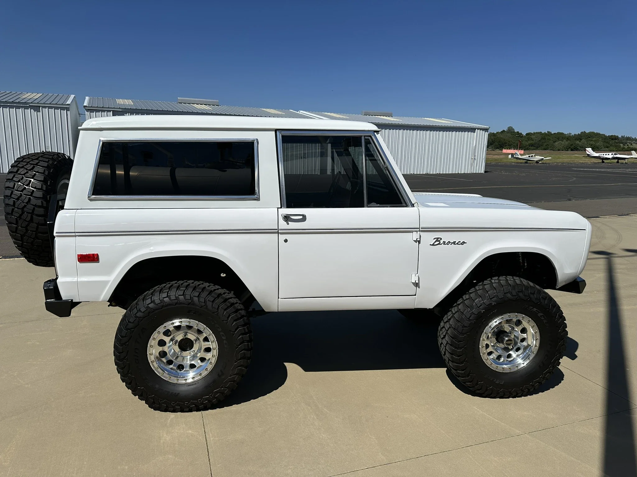 Ford-Bronco-2-door-1971-White-Charcoal-44
