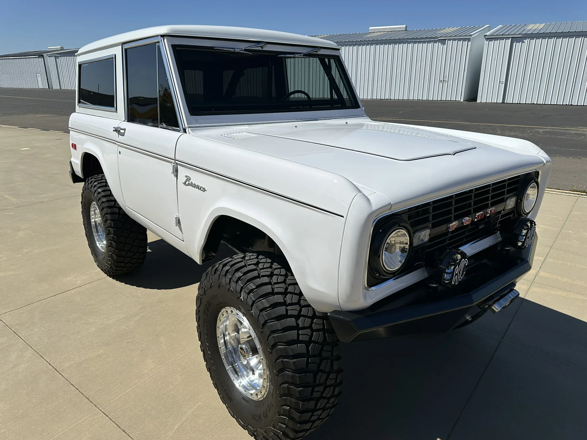 Ford-Bronco-2-door-1971-White-Charcoal-46