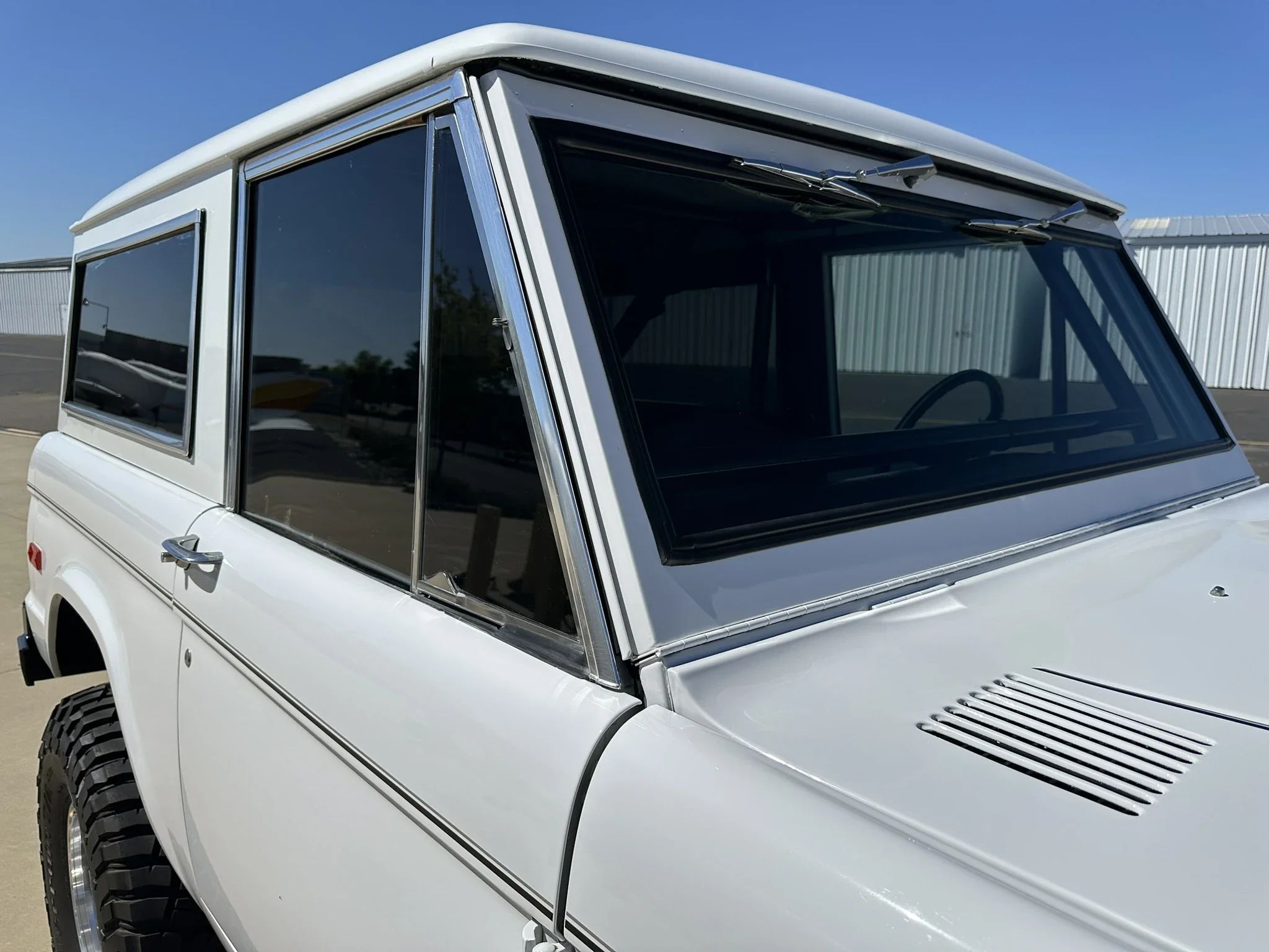 Ford-Bronco-2-door-1971-White-Charcoal-48