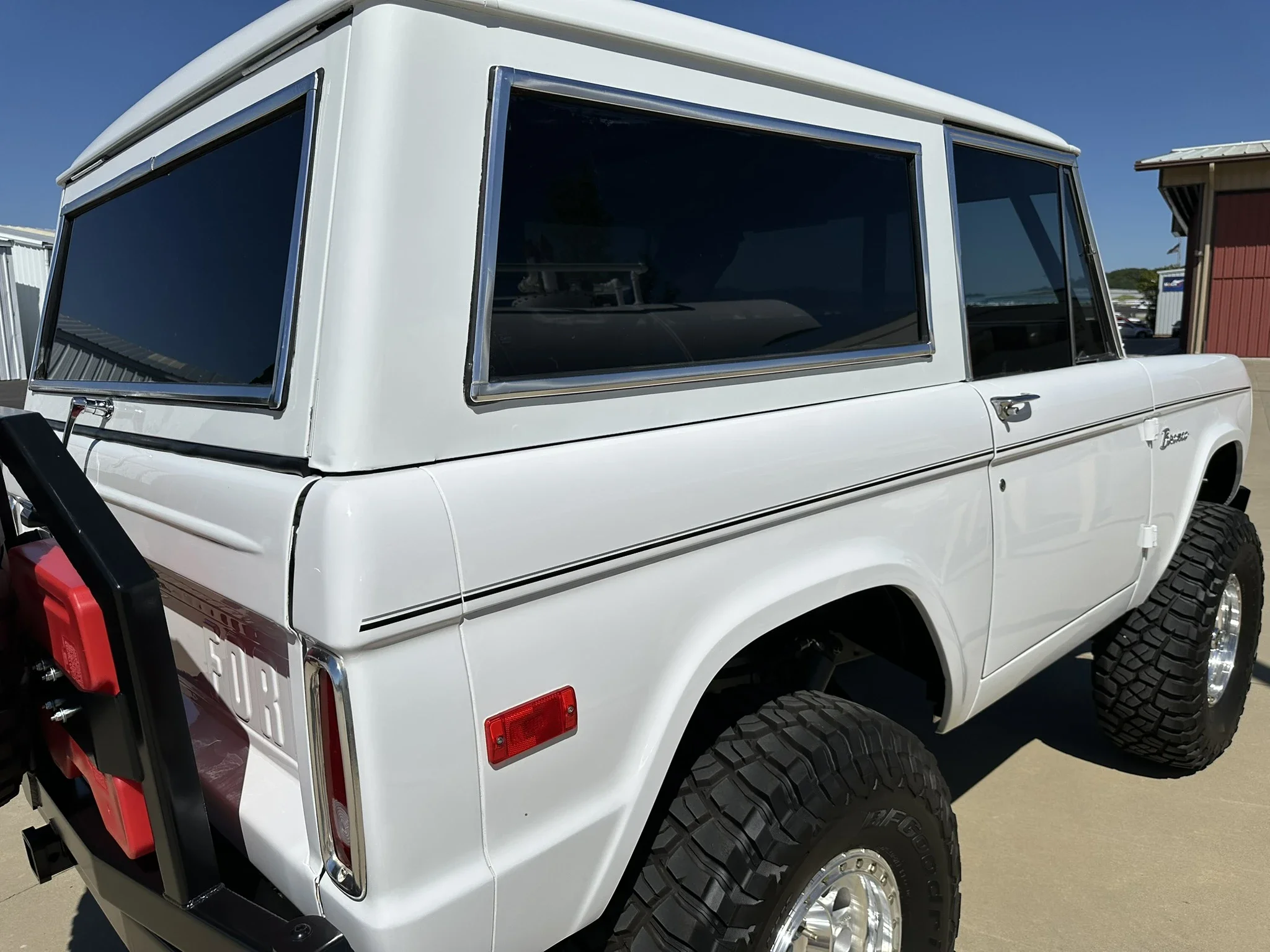 Ford-Bronco-2-door-1971-White-Charcoal-49