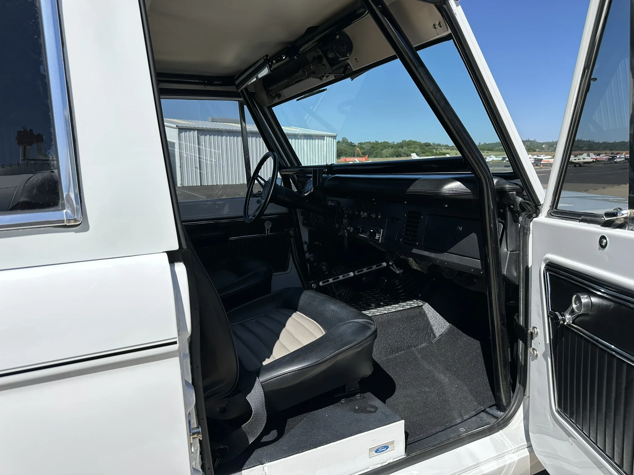 Ford-Bronco-2-door-1971-White-Charcoal-5