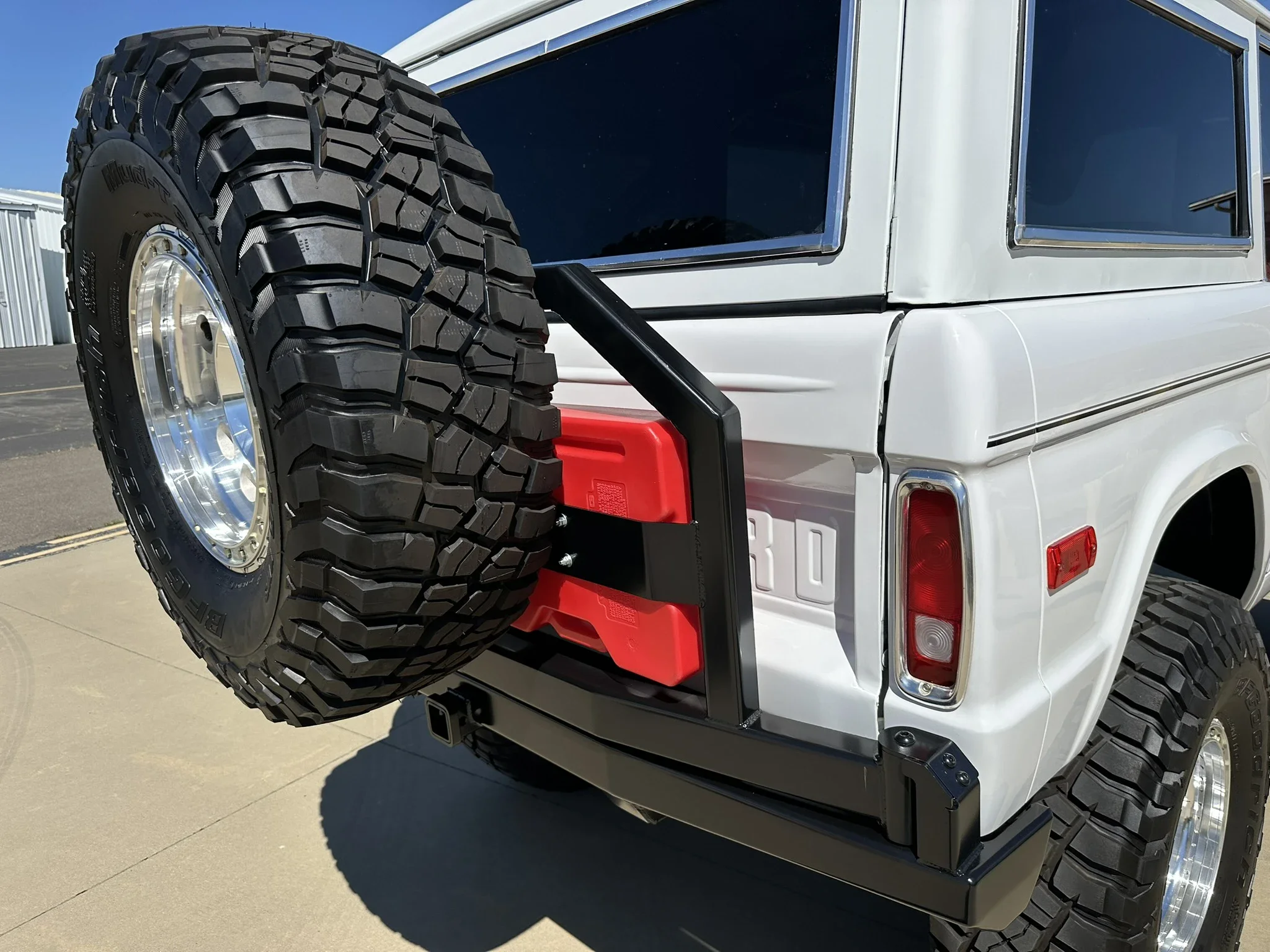Ford-Bronco-2-door-1971-White-Charcoal-50