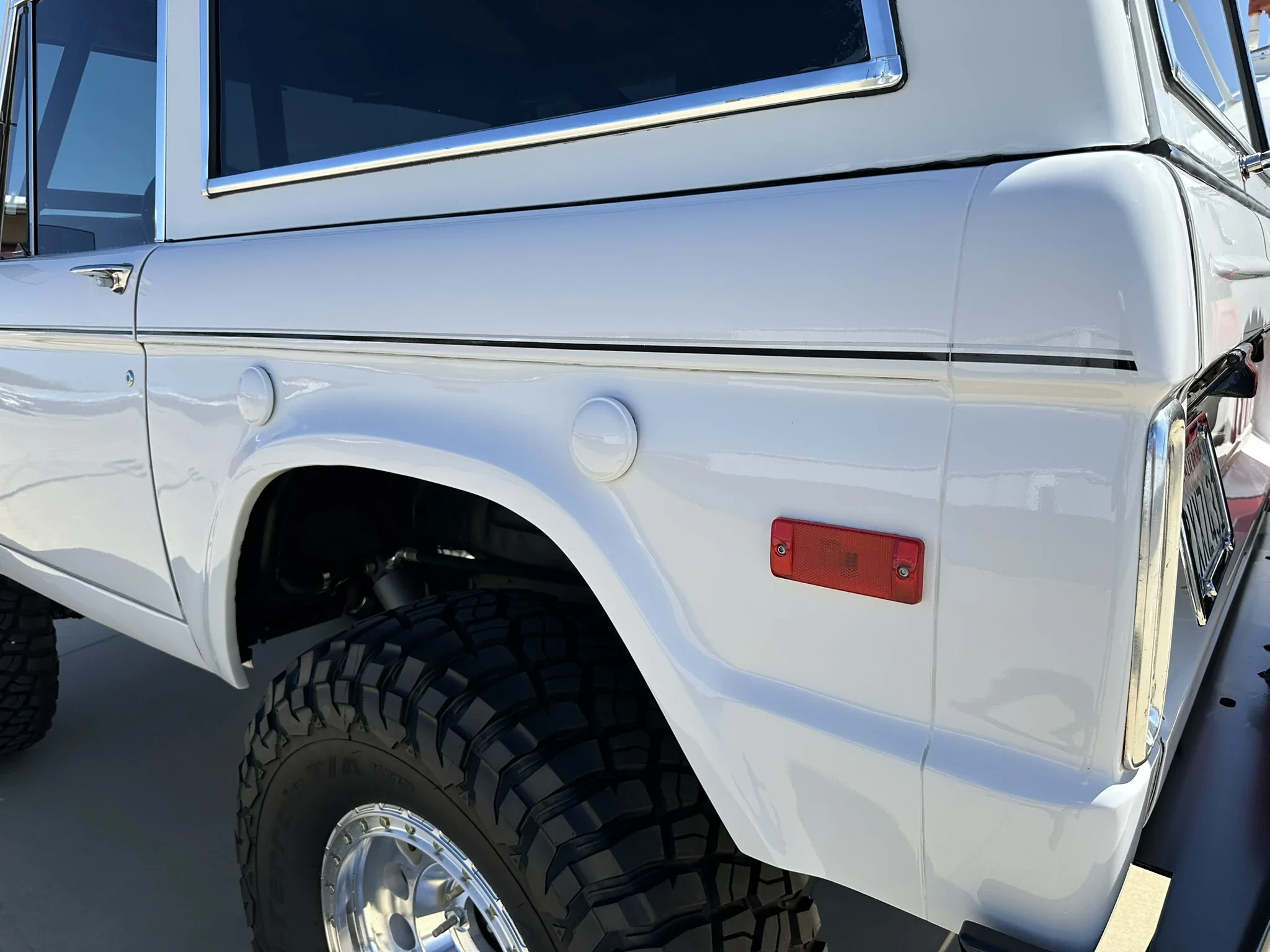 Ford-Bronco-2-door-1971-White-Charcoal-52